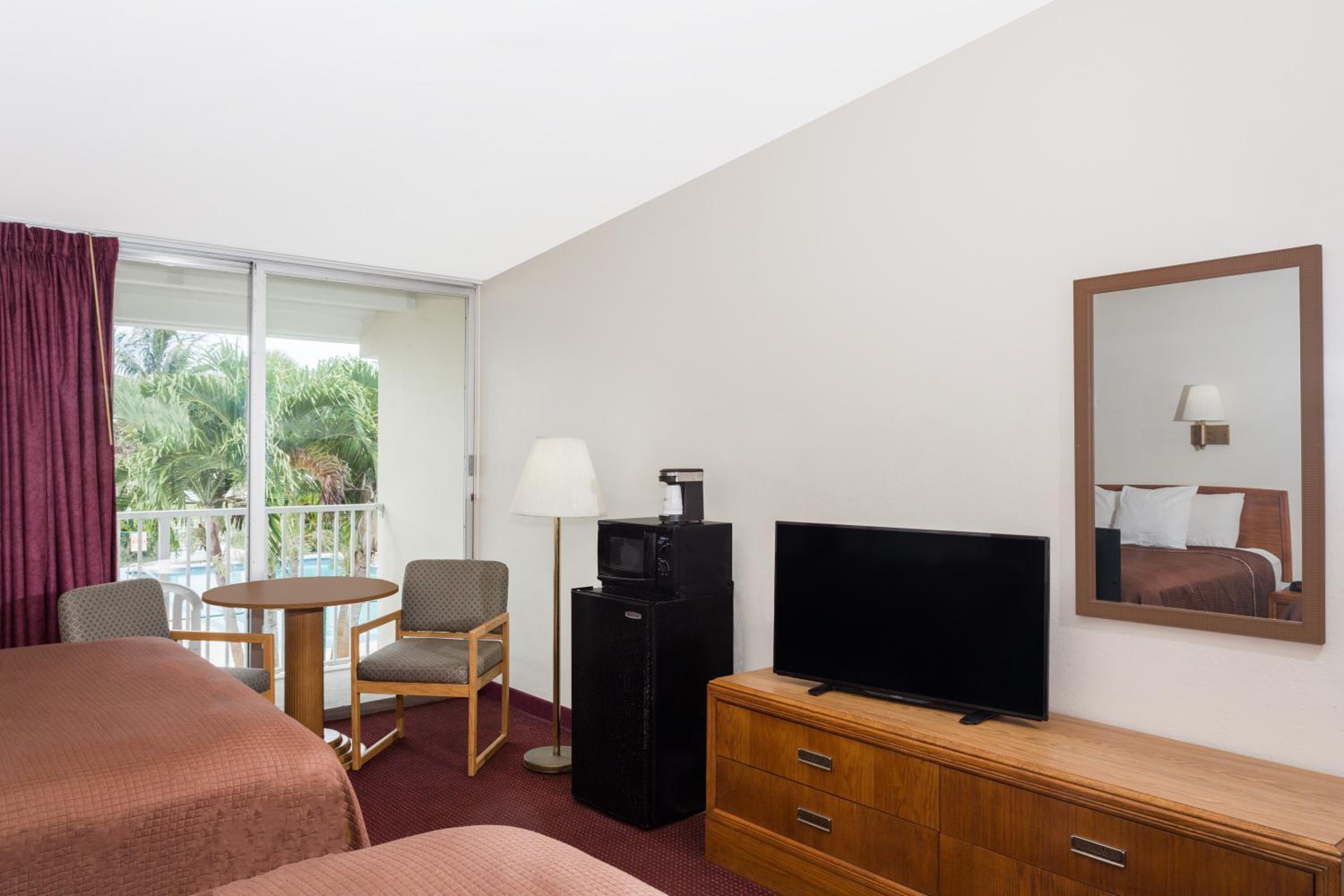 Vero Beach Vacations - Howard Johnson by Wyndham Vero Beach / Downtown - Property Image 3