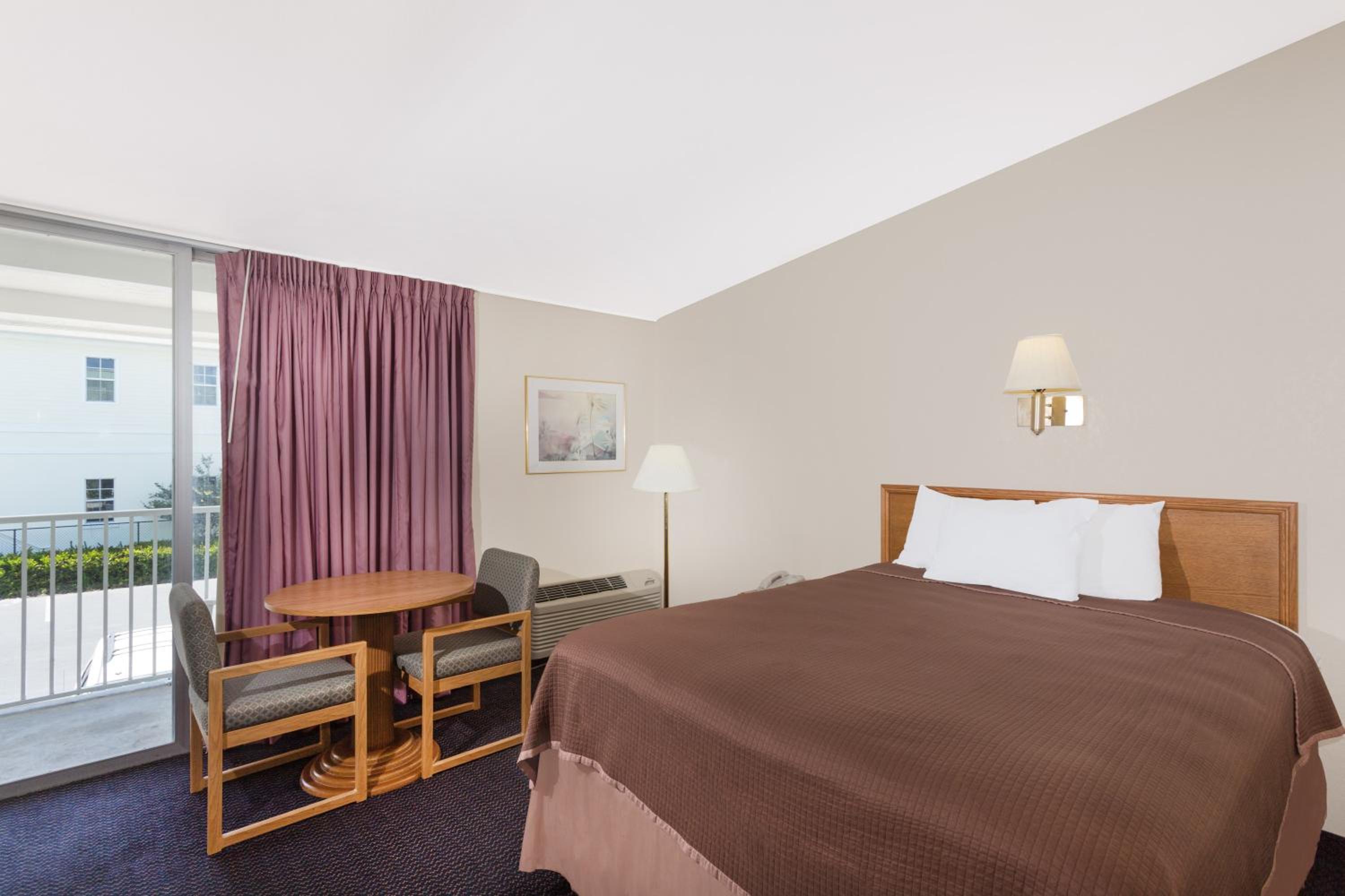 Vero Beach Vacations - Howard Johnson by Wyndham Vero Beach / Downtown - Property Image 4