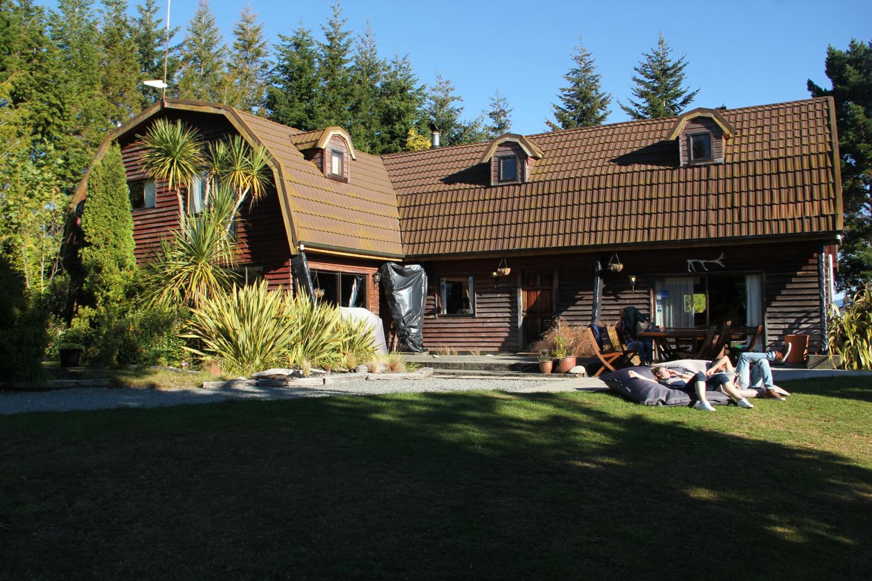 Hotel Barnyard Backpackers Te Anau - Image 1