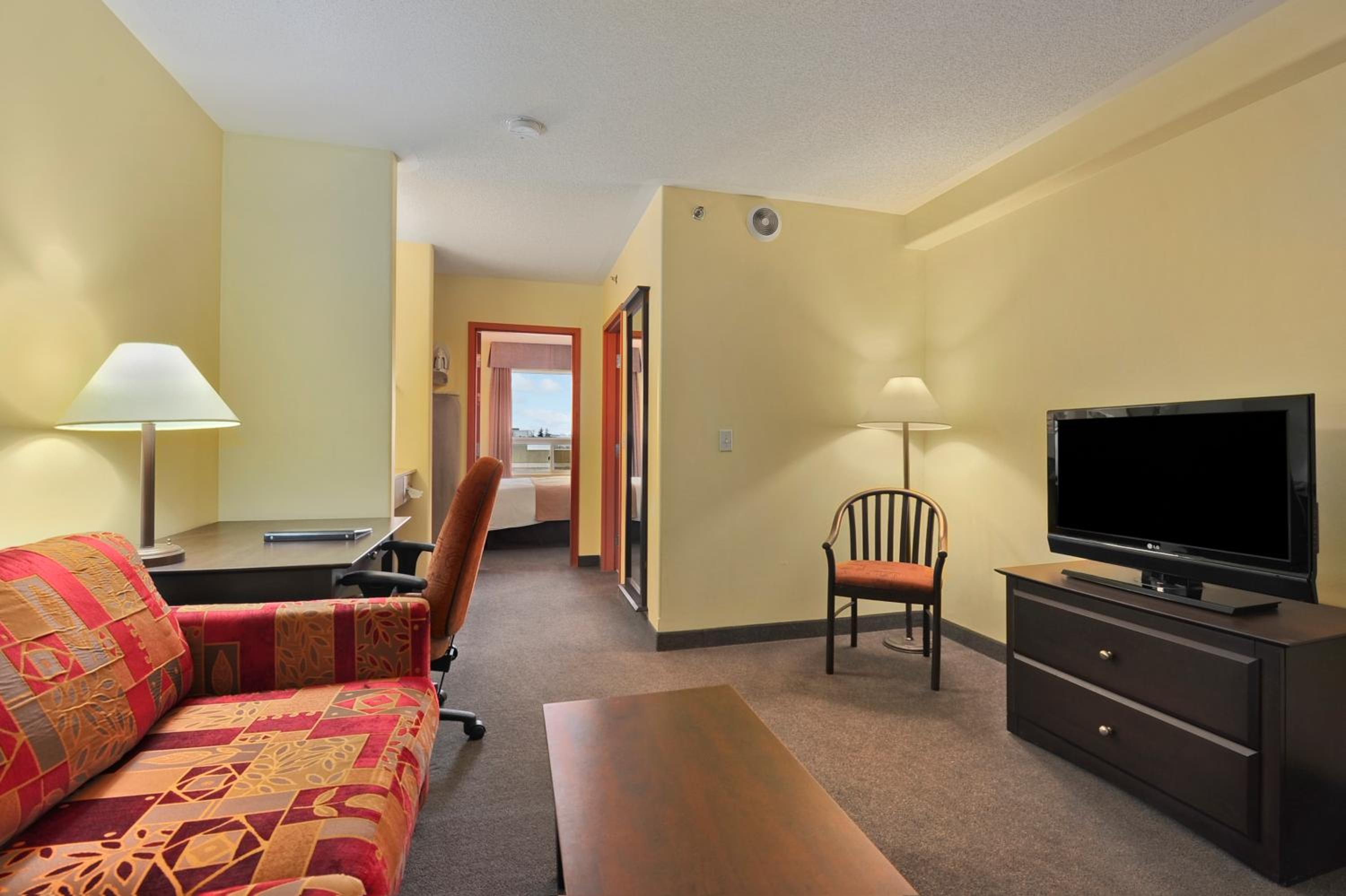 Barrie Vacations - Super 8 by Wyndham Barrie South - Property Image 5