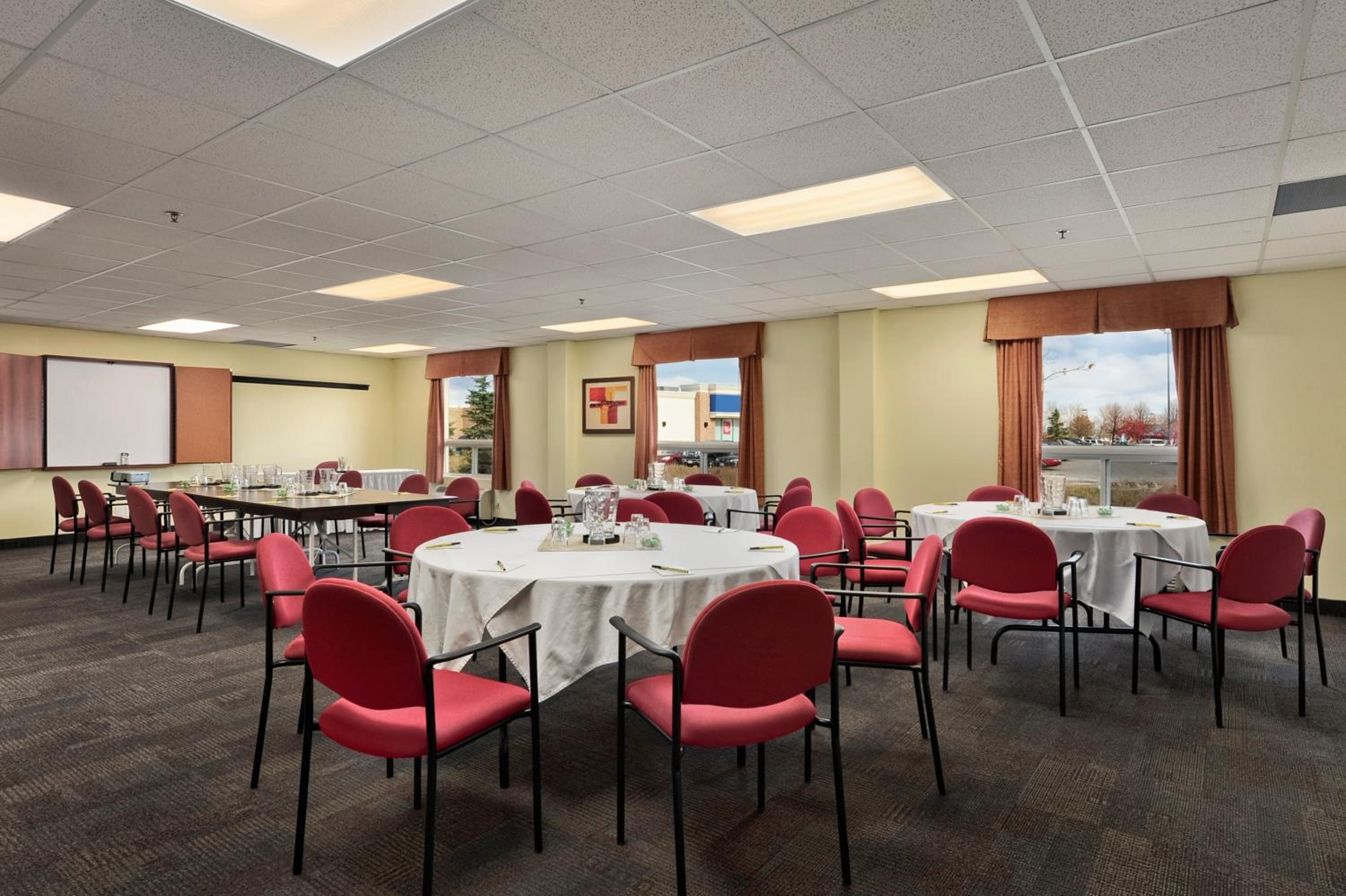 Barrie Vacations - Super 8 by Wyndham Barrie South - Property Image 6