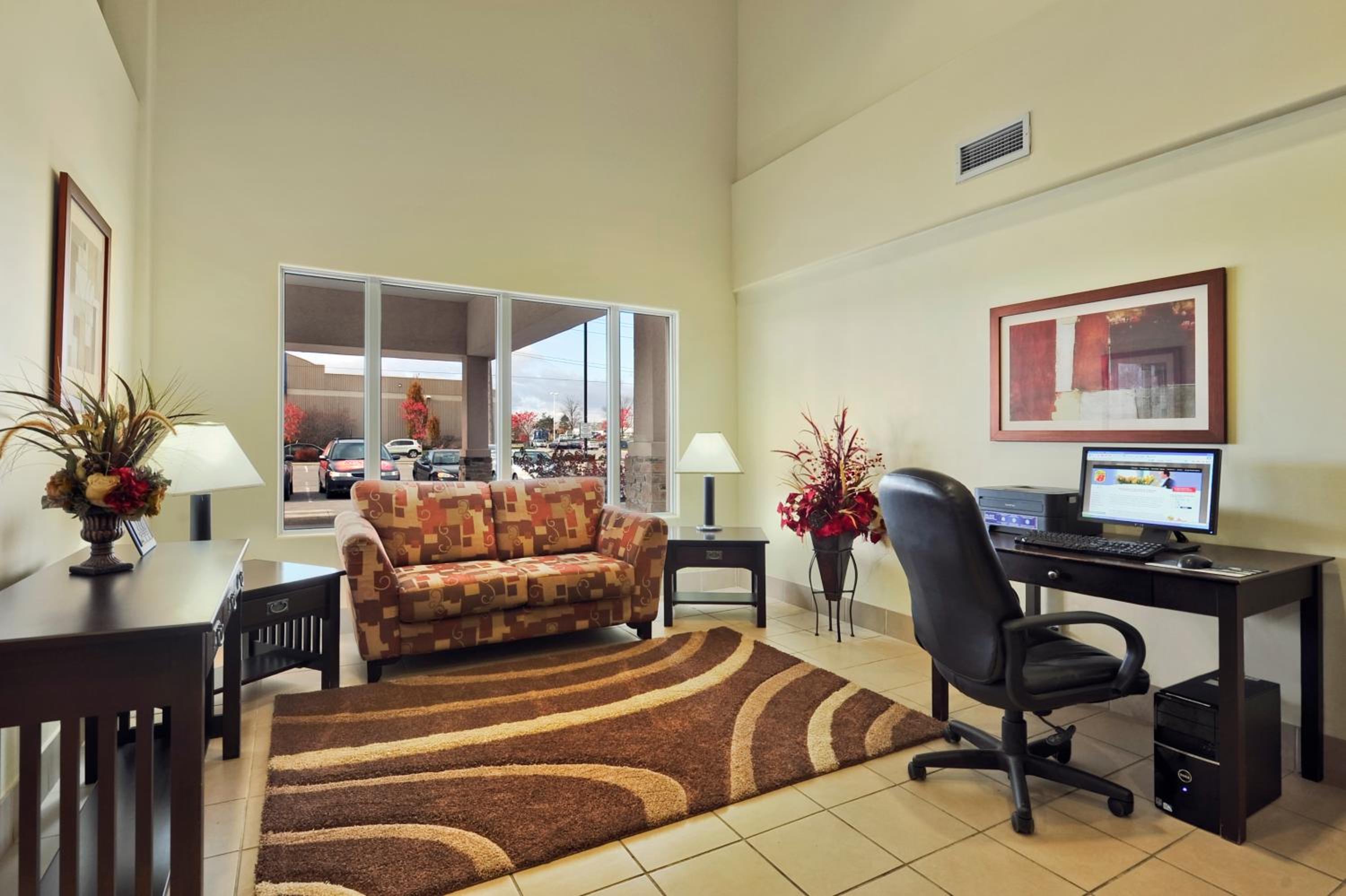 Barrie Vacations - Super 8 by Wyndham Barrie South - Property Image 7