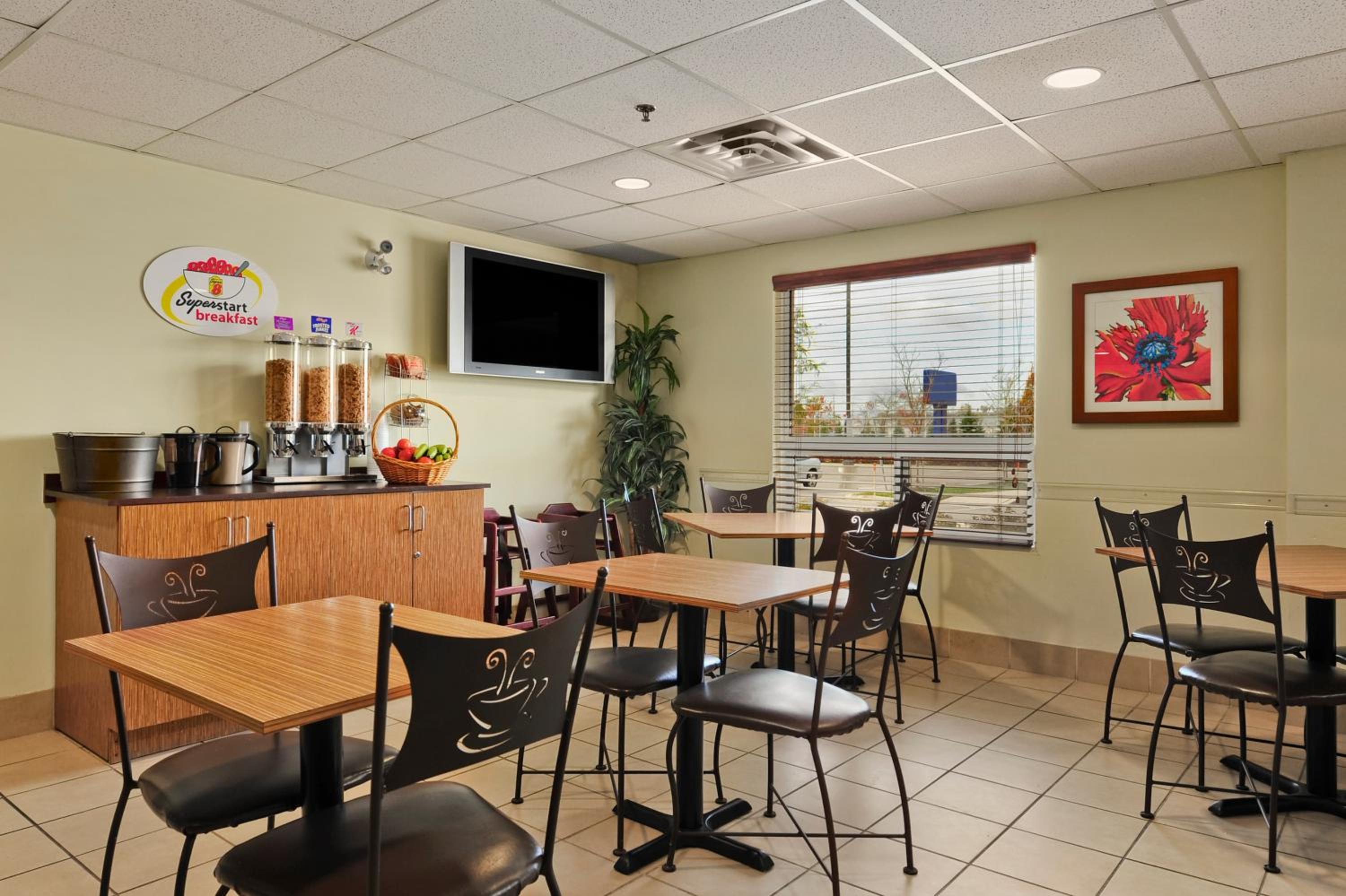 Barrie Vacations - Super 8 by Wyndham Barrie South - Property Image 10