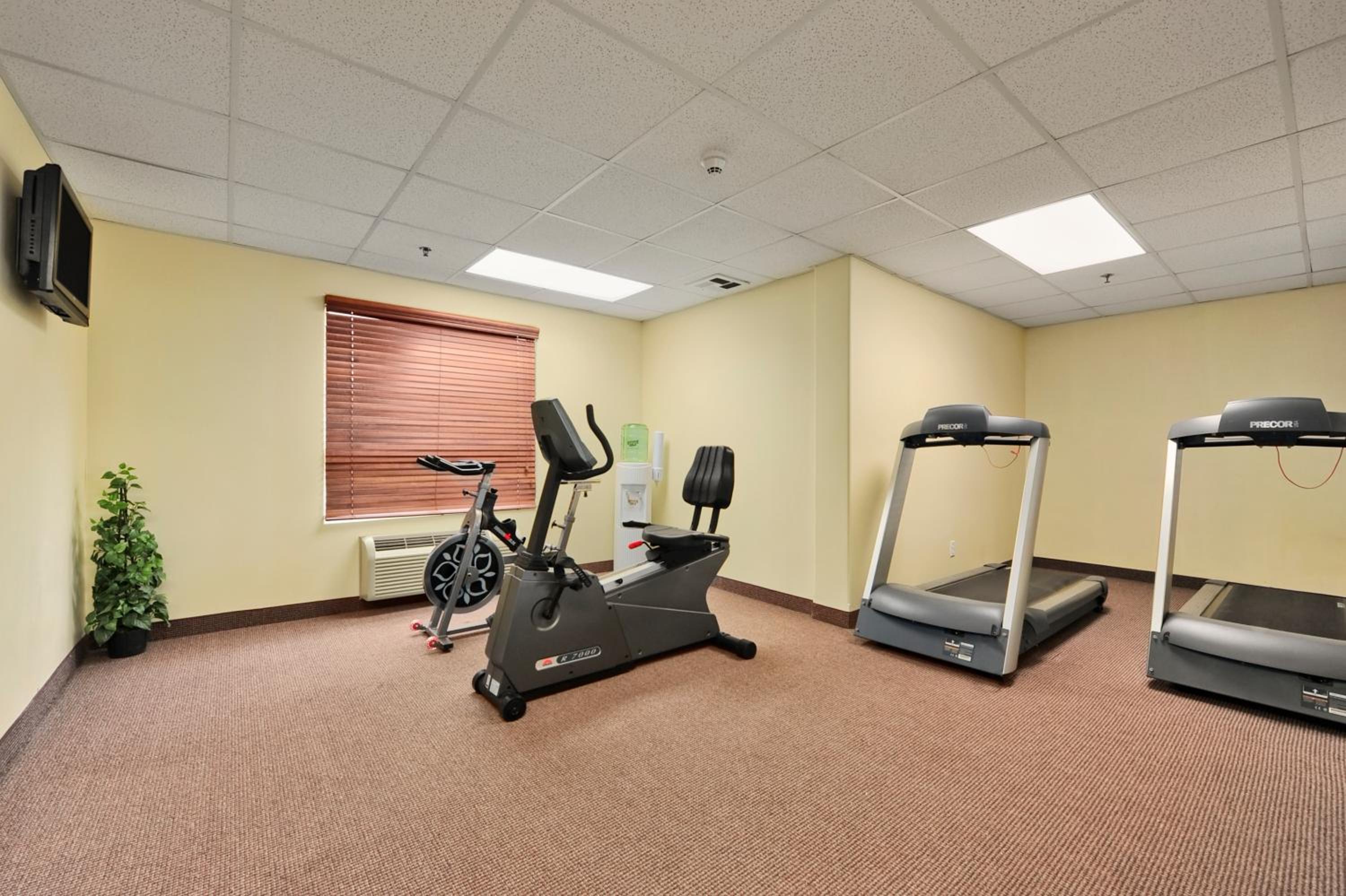Barrie Vacations - Super 8 by Wyndham Barrie South - Property Image 11