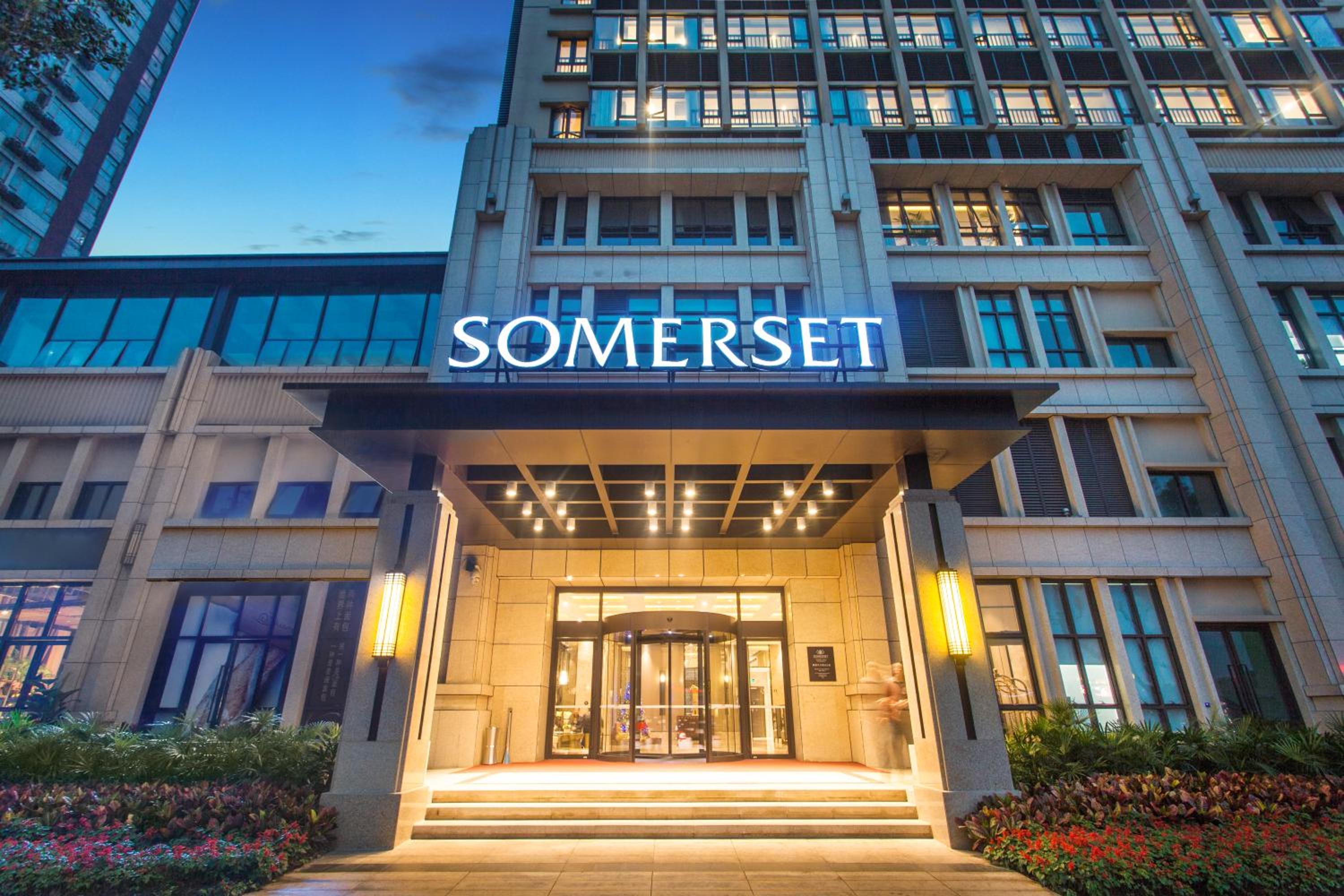 Hotel Somerset Yangtze River Chongqing - Image 1