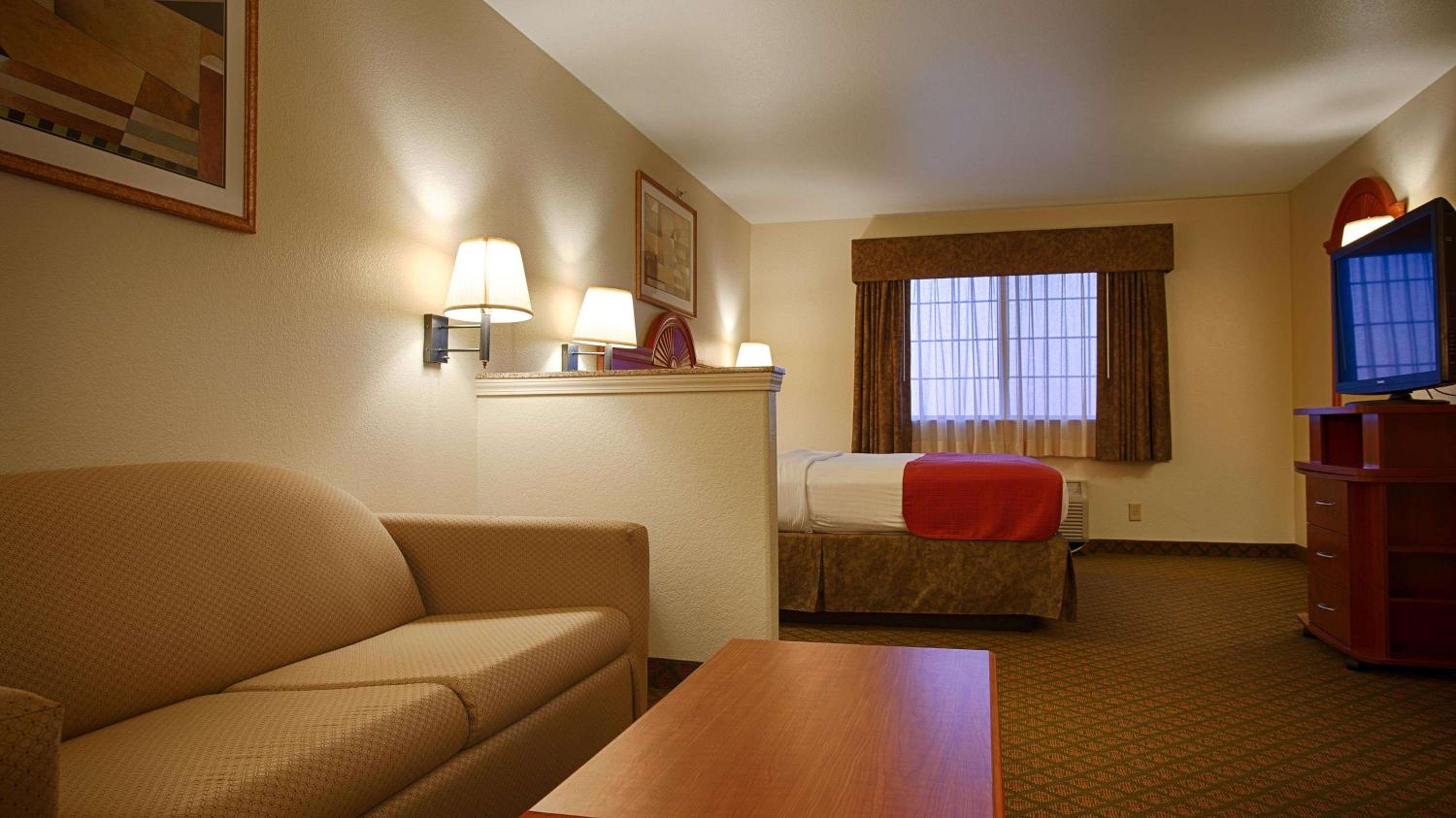 Best Western Inn & Suites - Henrietta