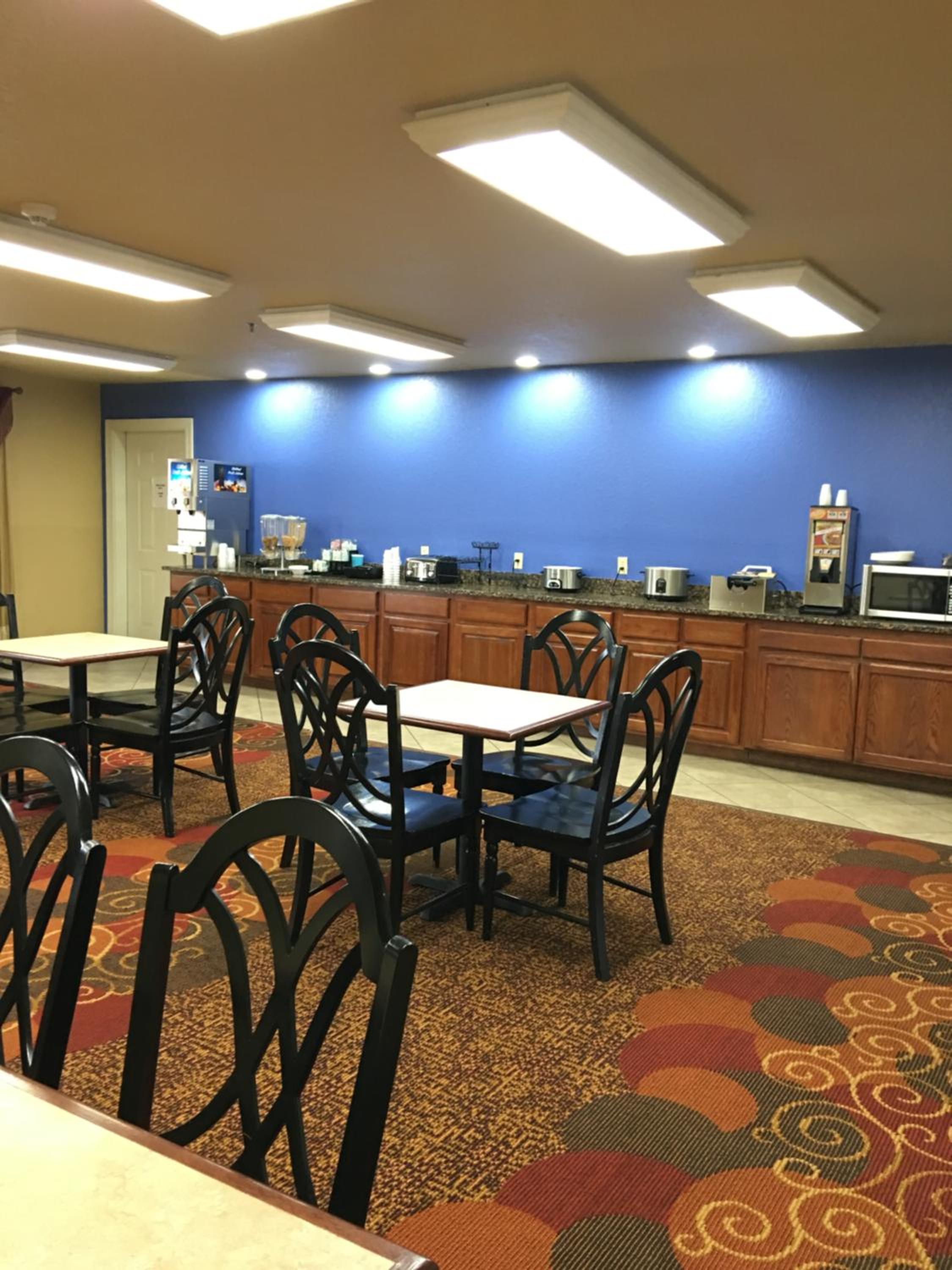 Econo Lodge Inn & Suites view 3