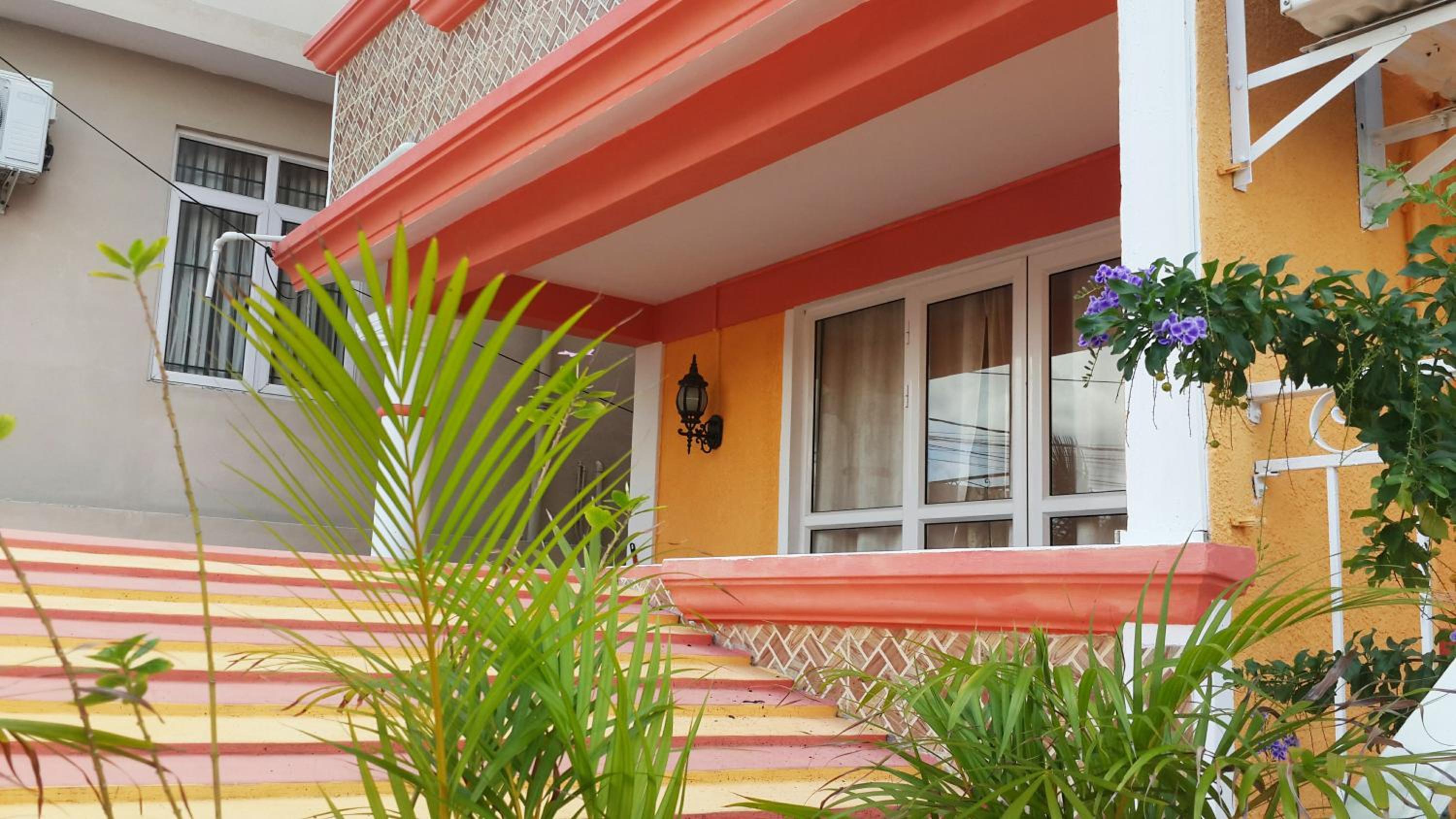 Roshnee Apartments and Studios view 3