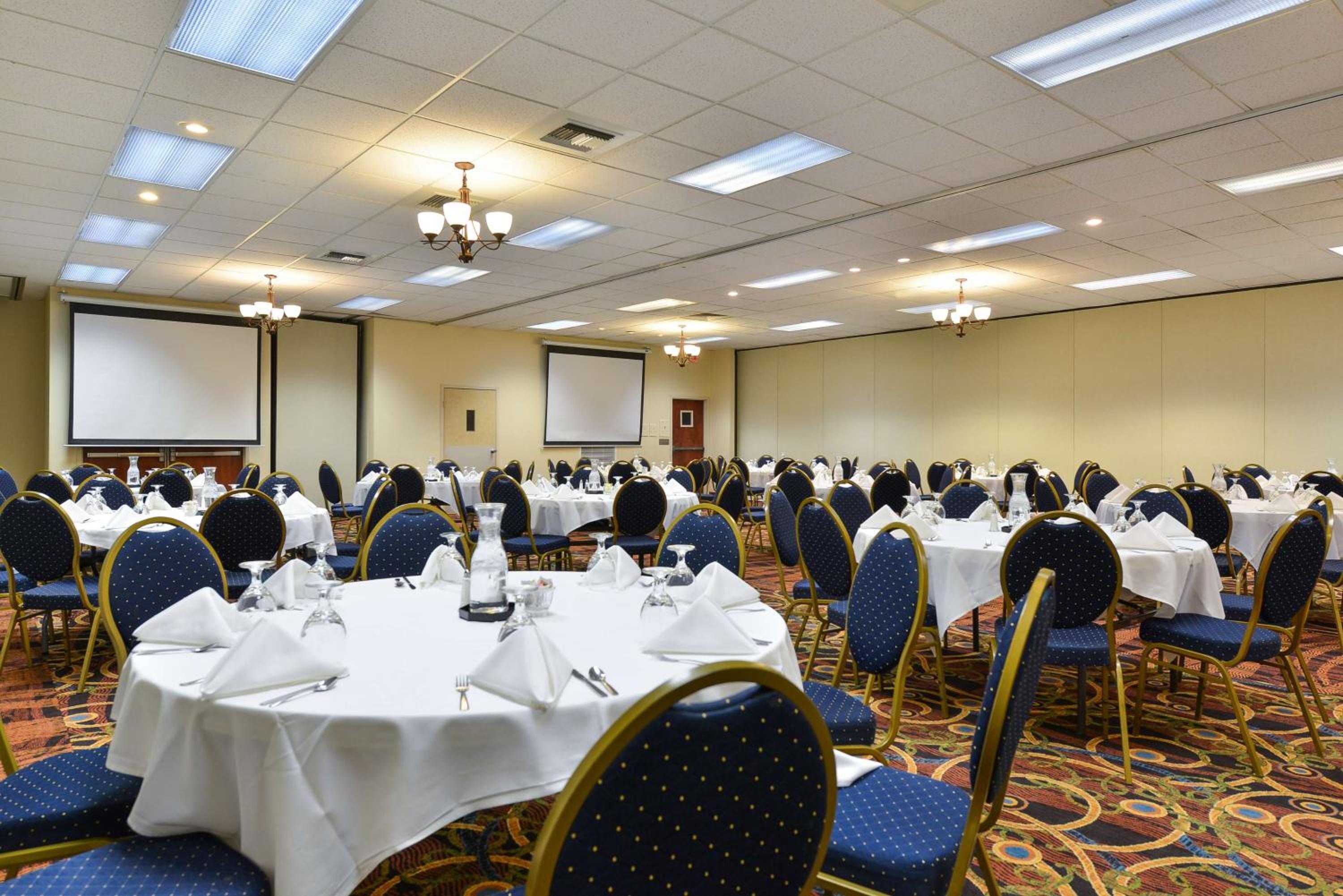 Rock Island Inn & Suites Marshalltown