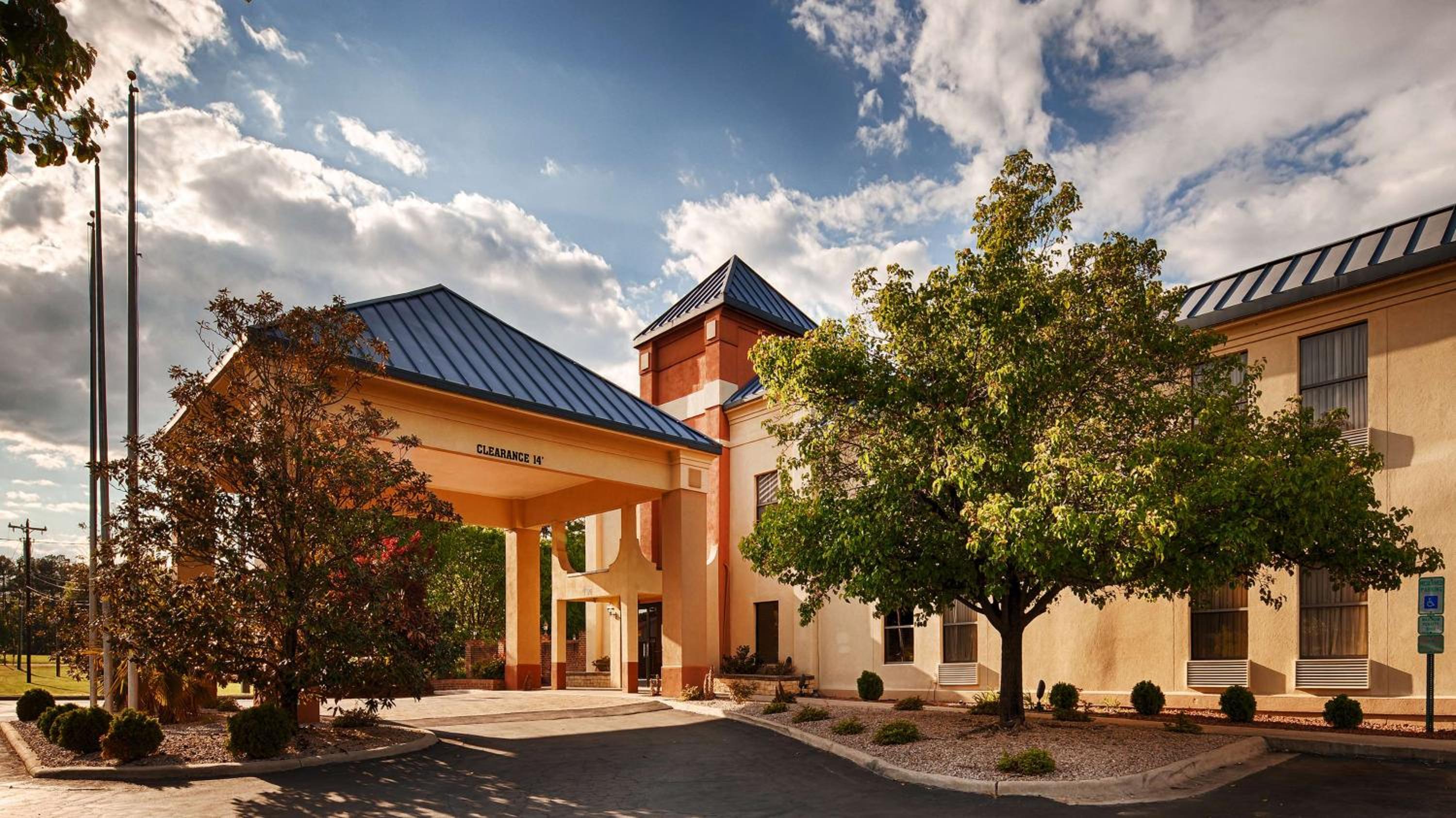 Henderson Vacations - Best Western Butner Creedmoor Inn - Property Image 3