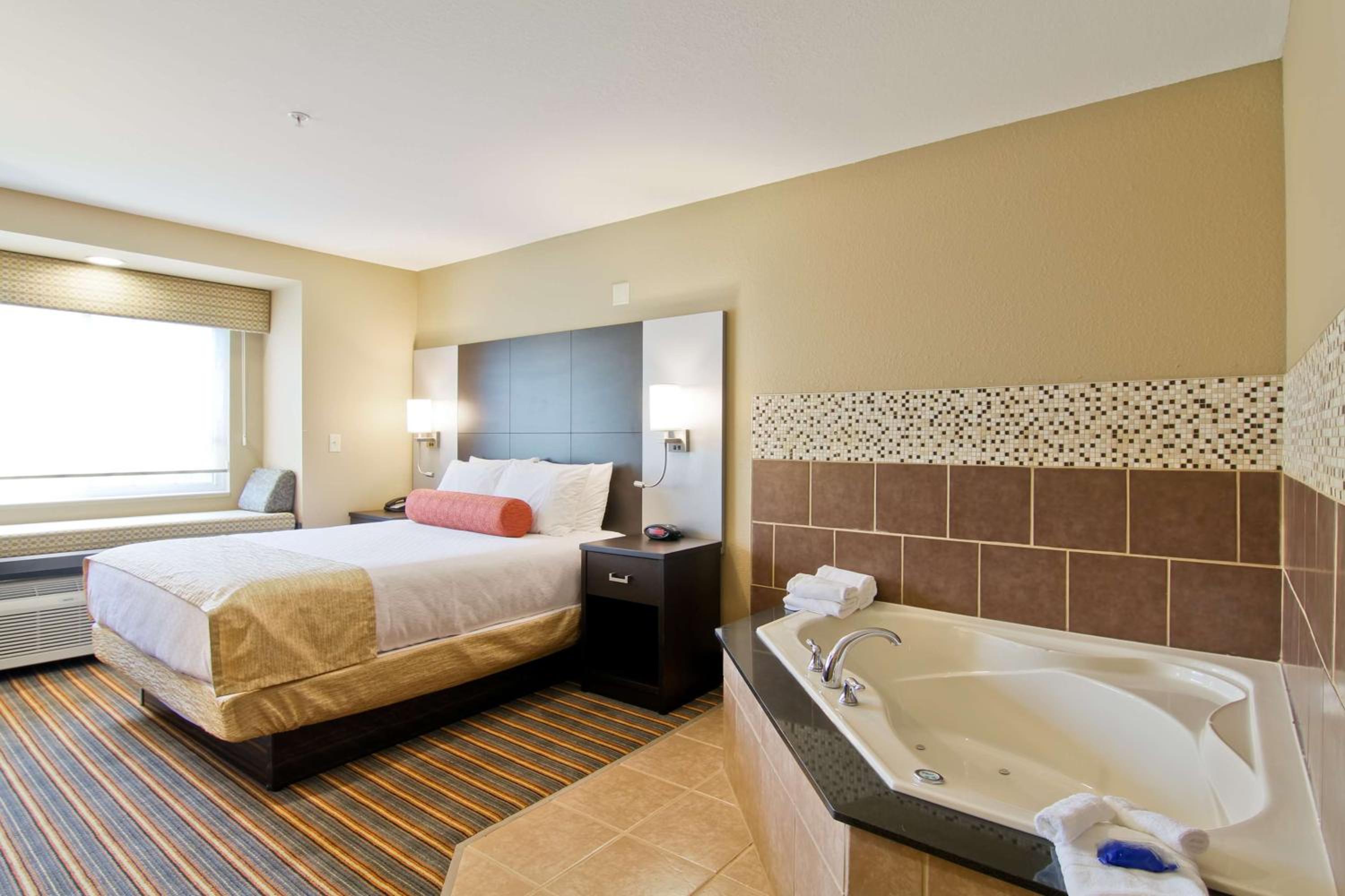 Woodstock Vacations - Best Western Plus Woodstock Inn  Suites - Property Image 12