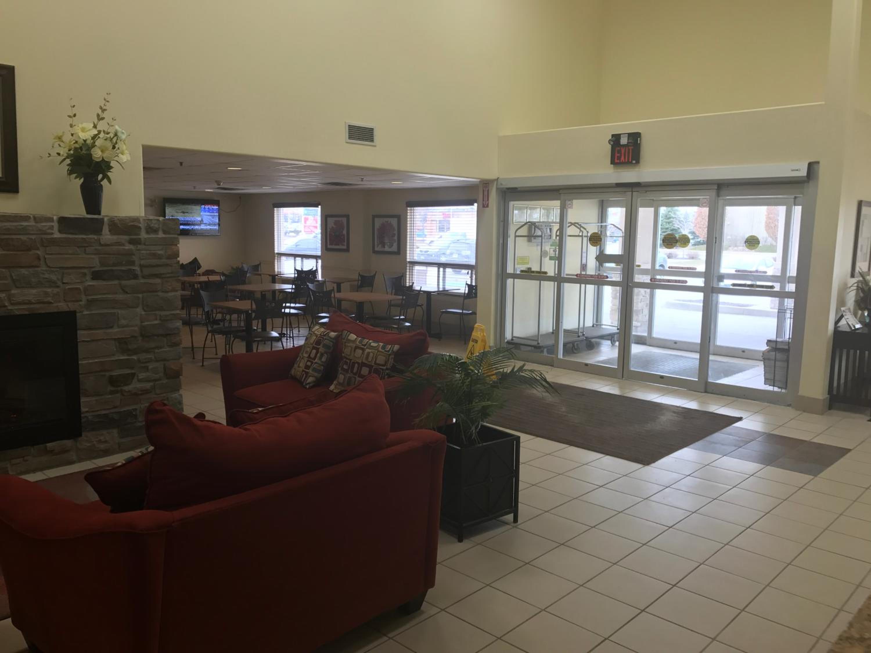Barrie Vacations - Super 8 by Wyndham Barrie South - Property Image 8