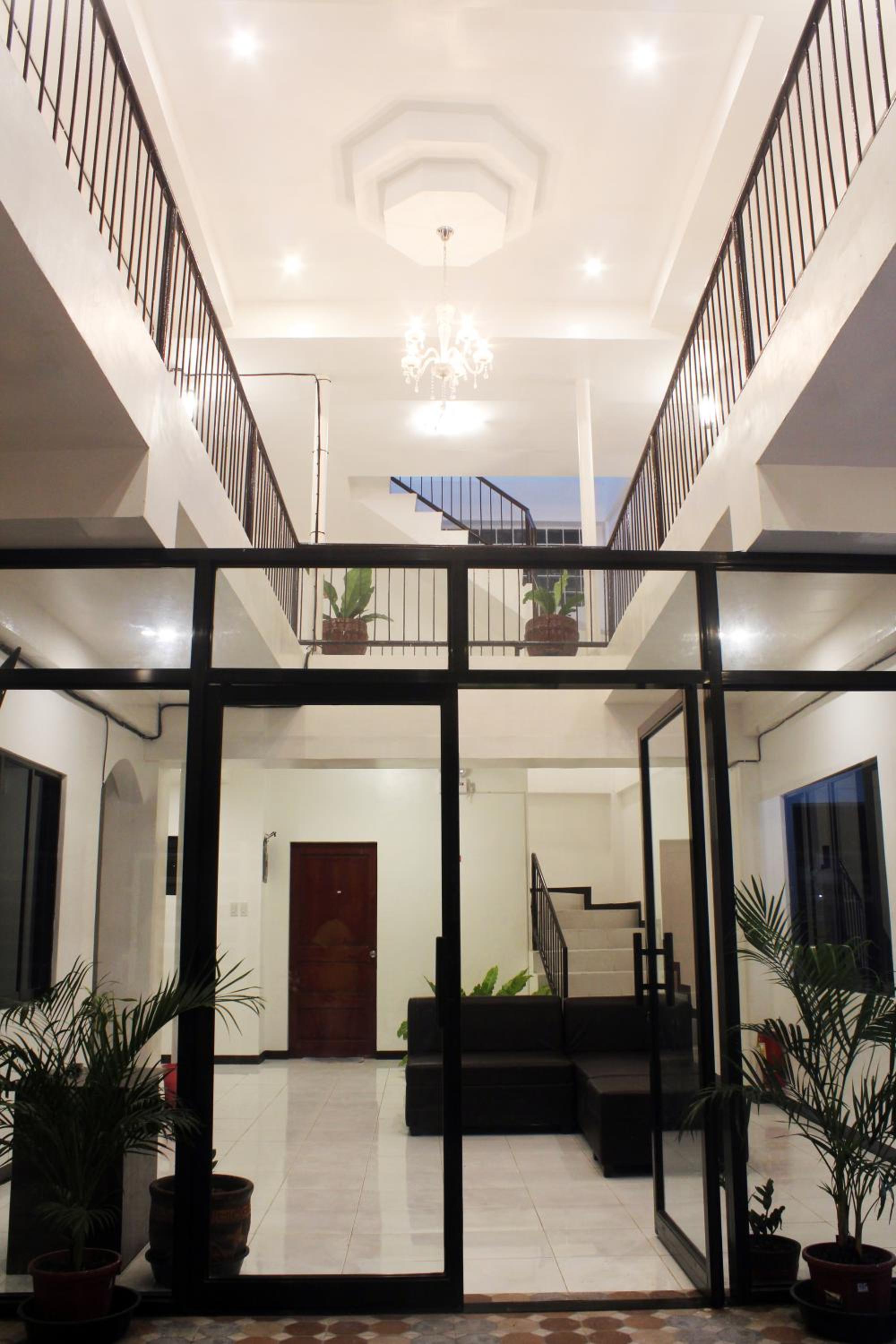 Luna Oslob Travellers Inn