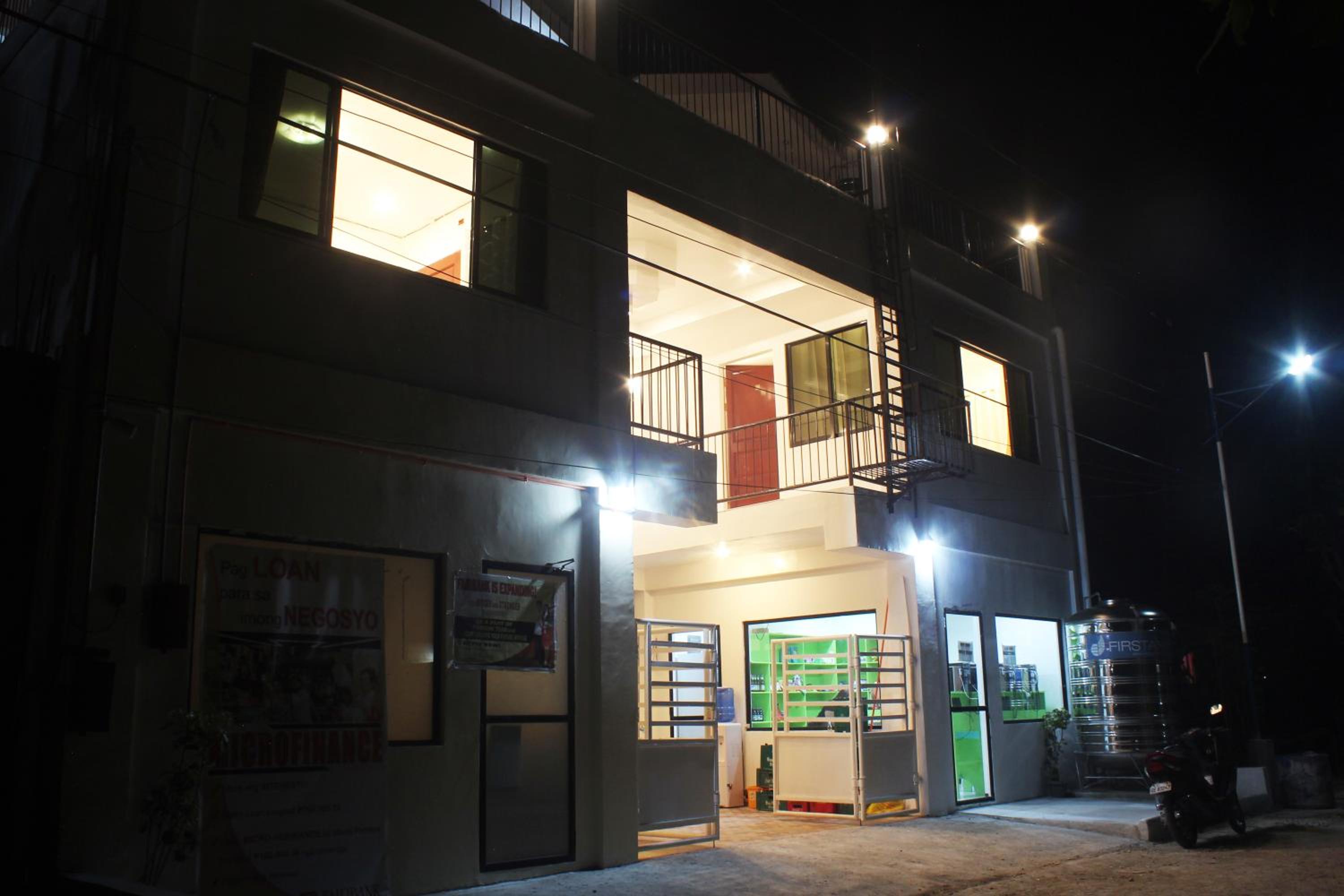 Luna Oslob Travellers Inn