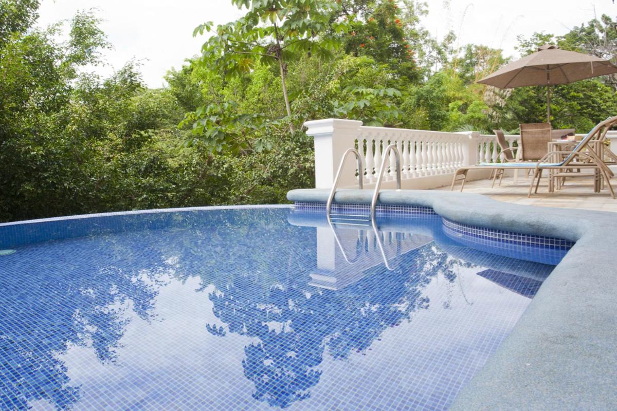 Pacifico Colonial Condominiums view 4