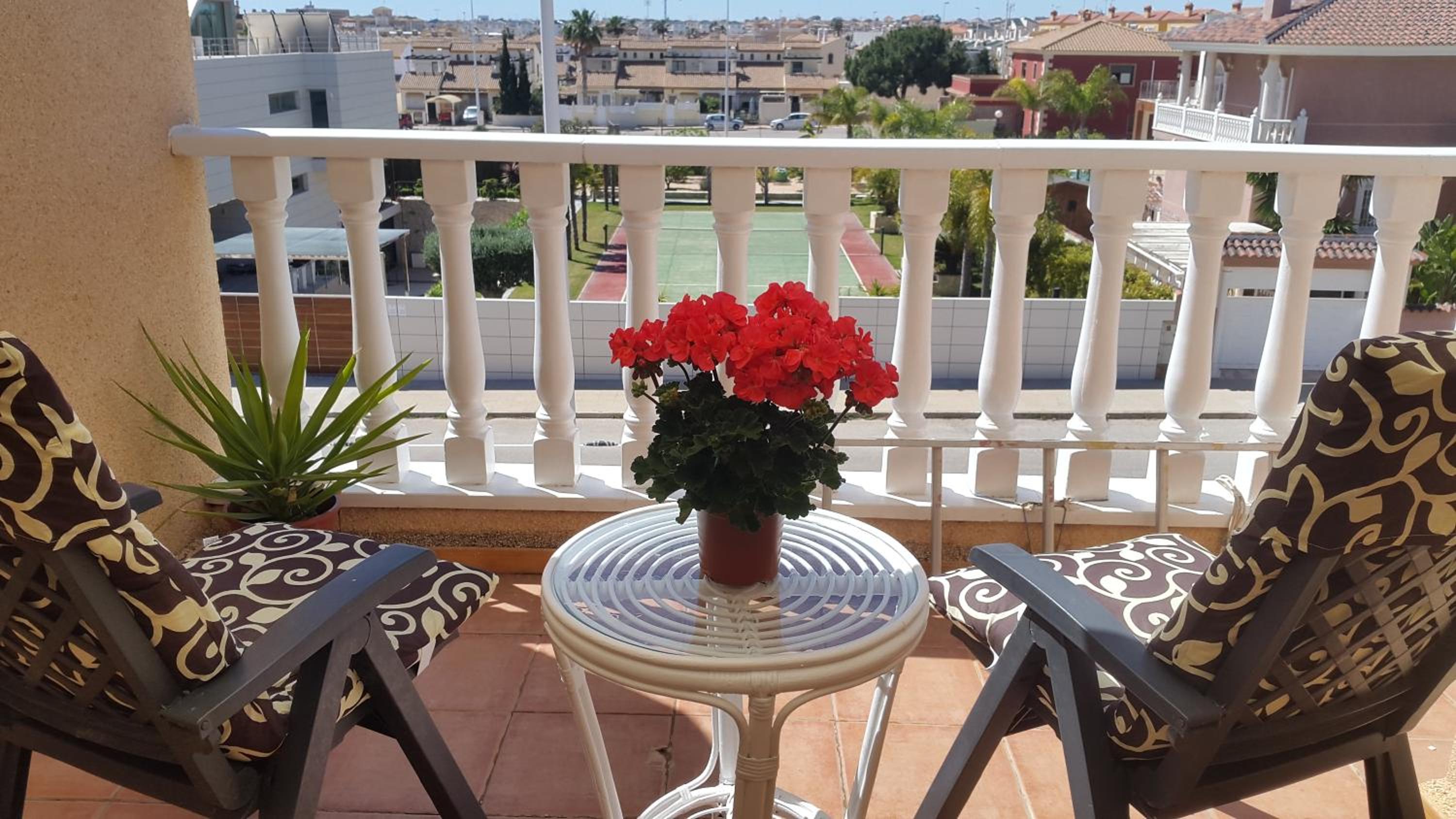 Villa La Zenia, Private pool, 10min walk to La Zenia Beach, for 6 people