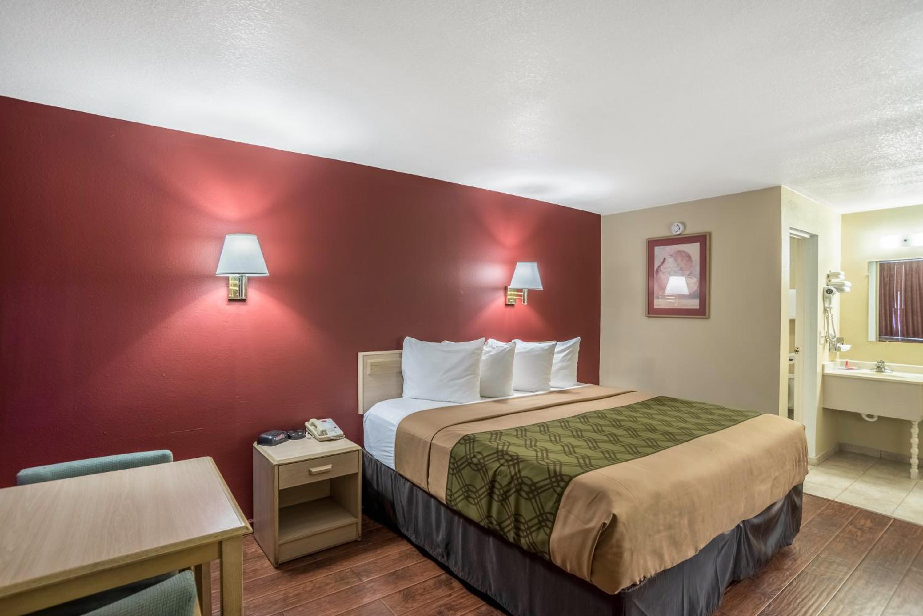 Holbrook Vacations - Econo Lodge I-40 Exit 286-Holbrook Holbrook - Property Image 3