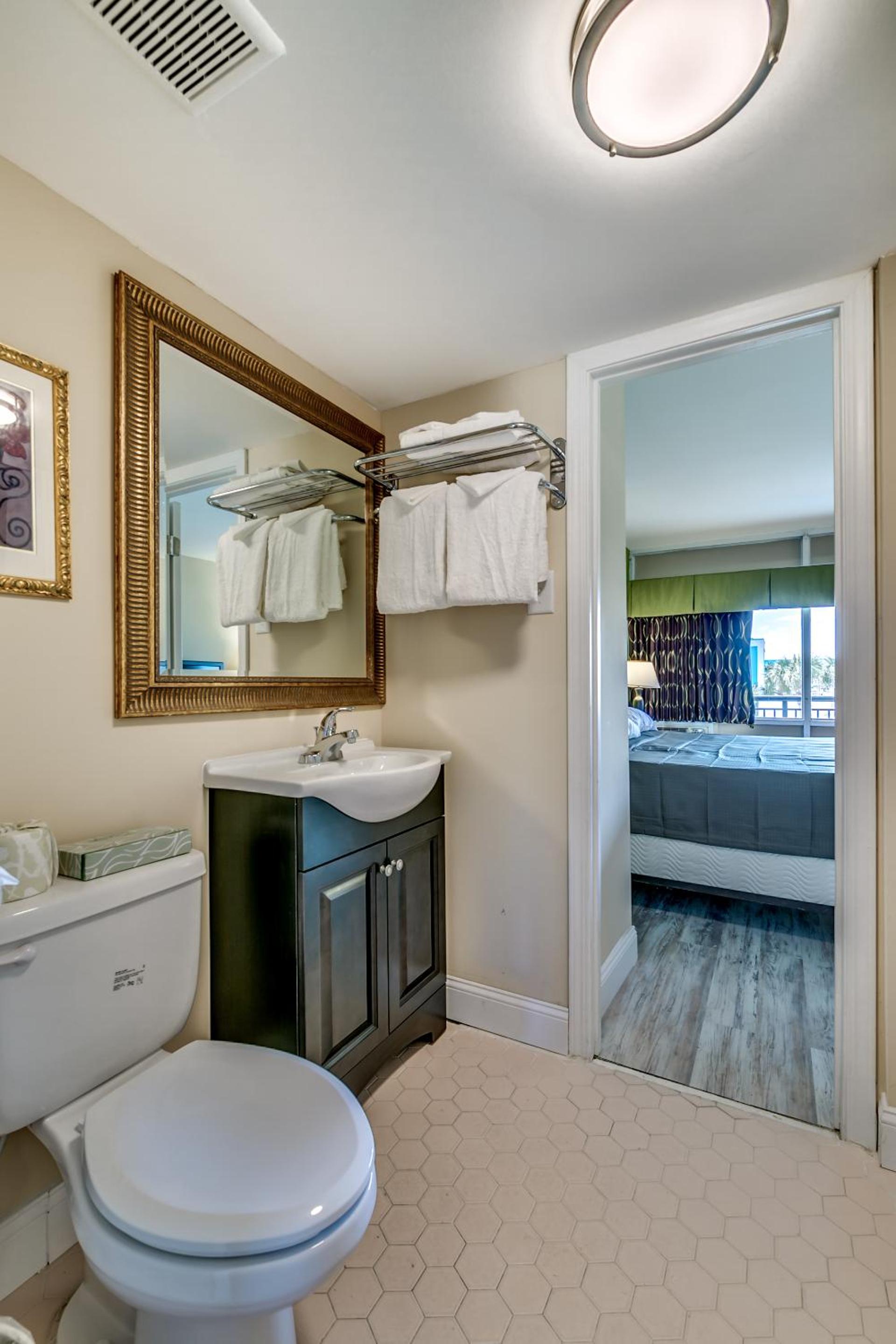 Beachcomber Inn & Suites