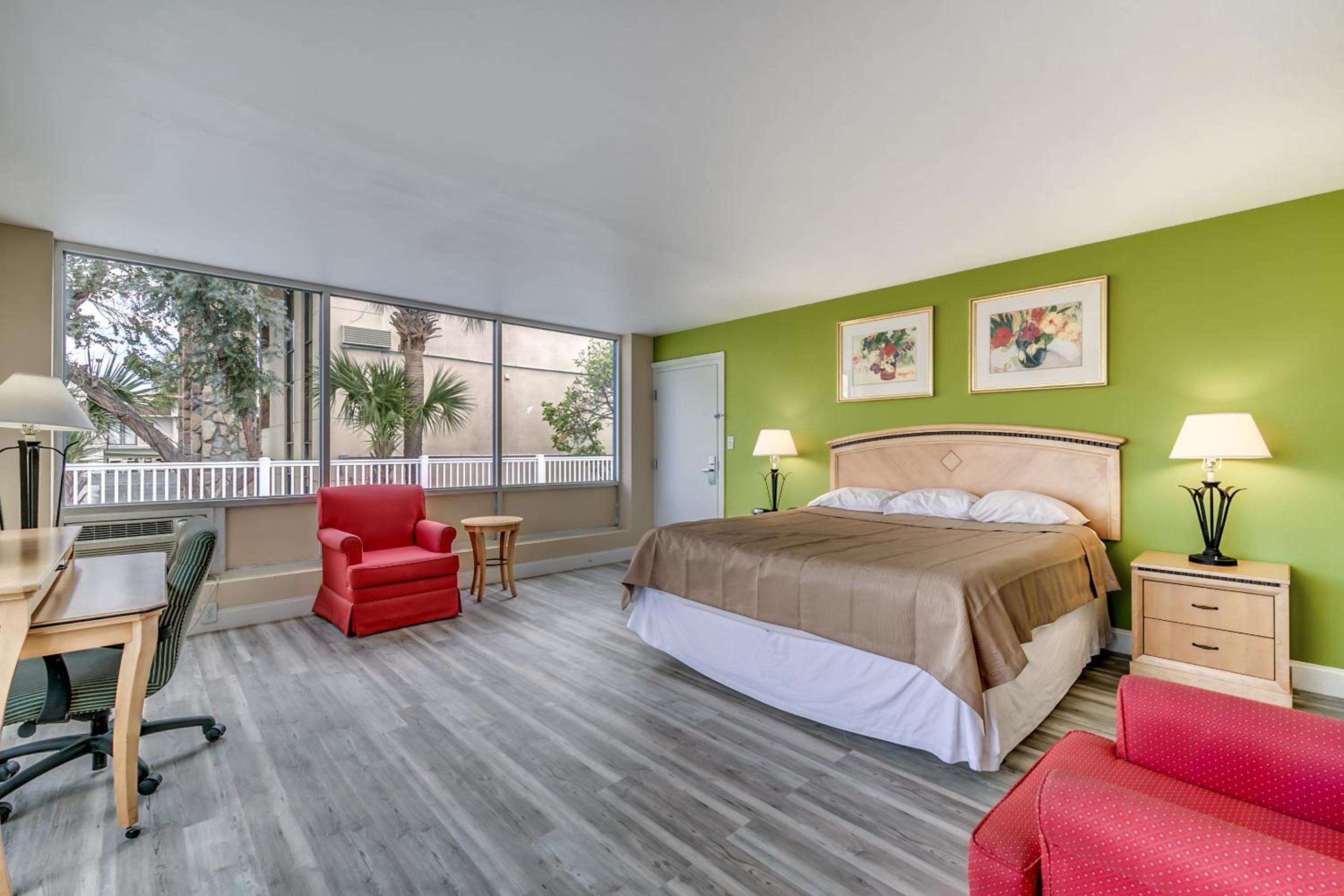 Beachcomber Inn & Suites