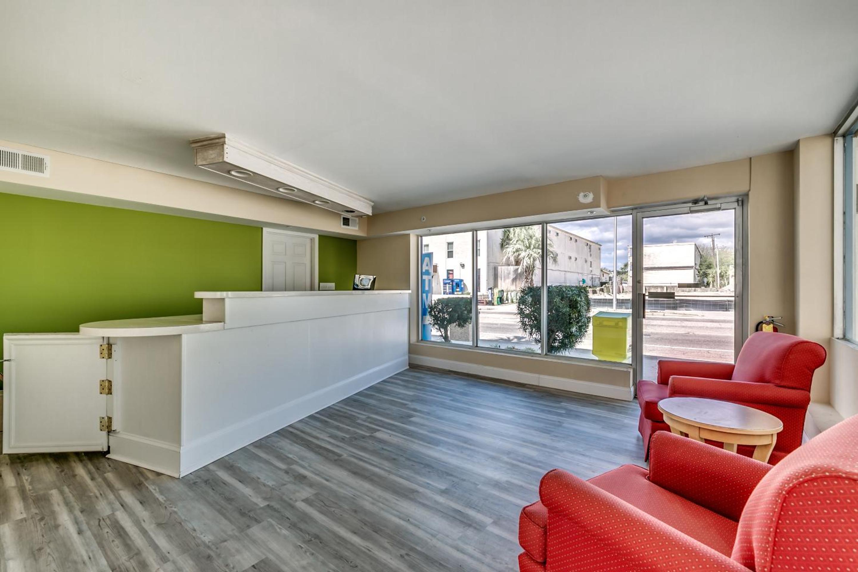 Beachcomber Inn & Suites