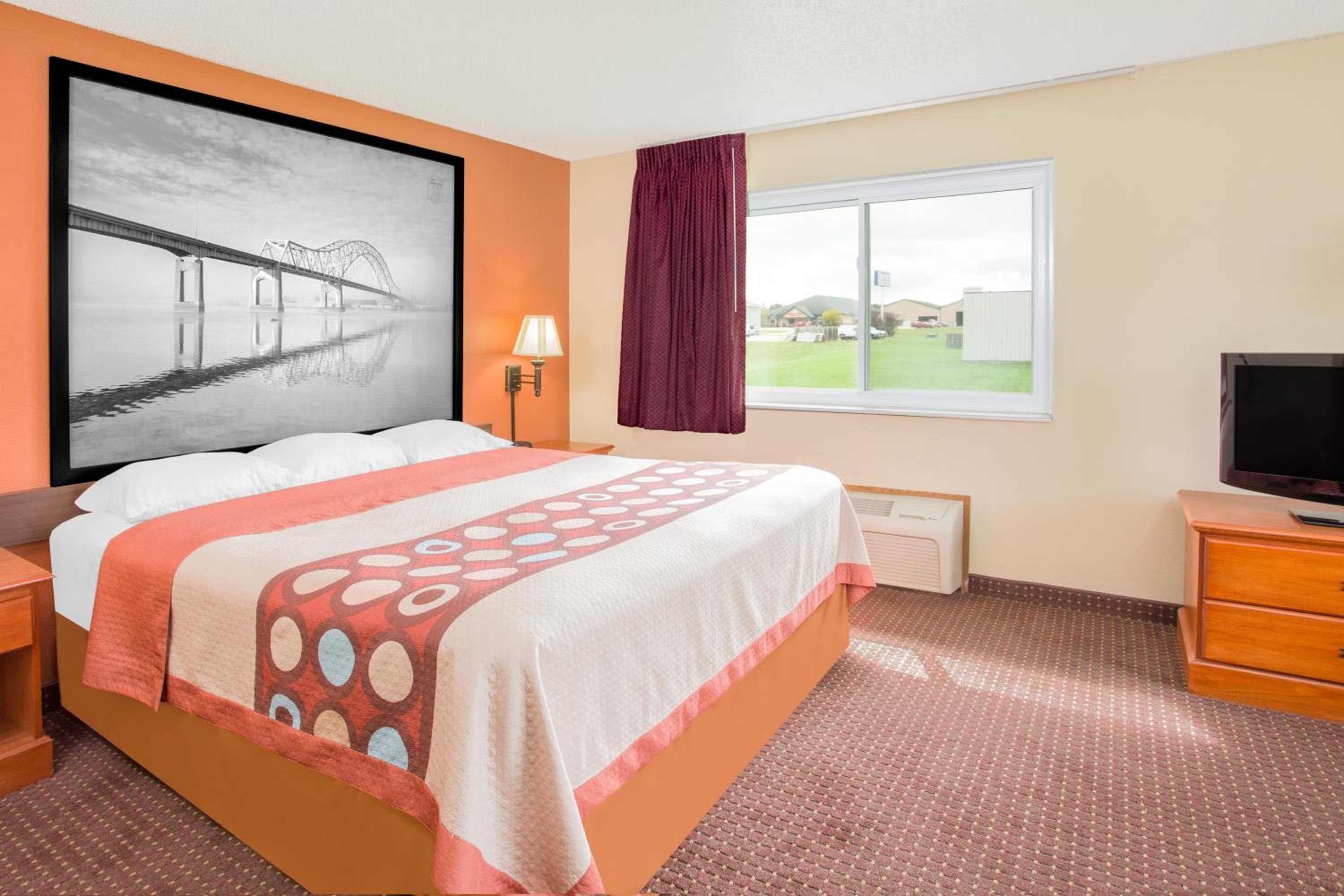 Super 8 by Wyndham Waverly