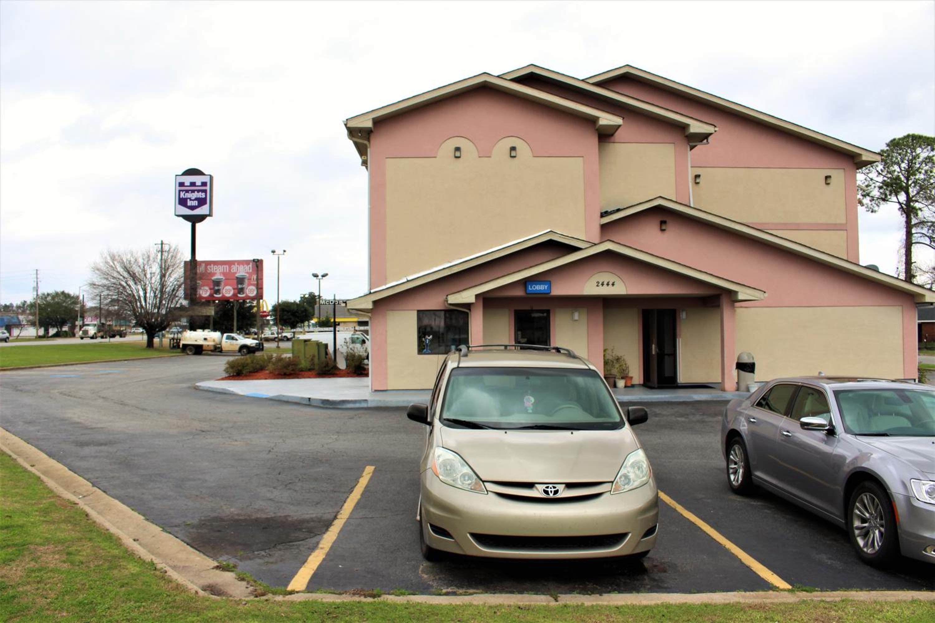Albany Vacations - Knights Inn Albany - Property Image 1