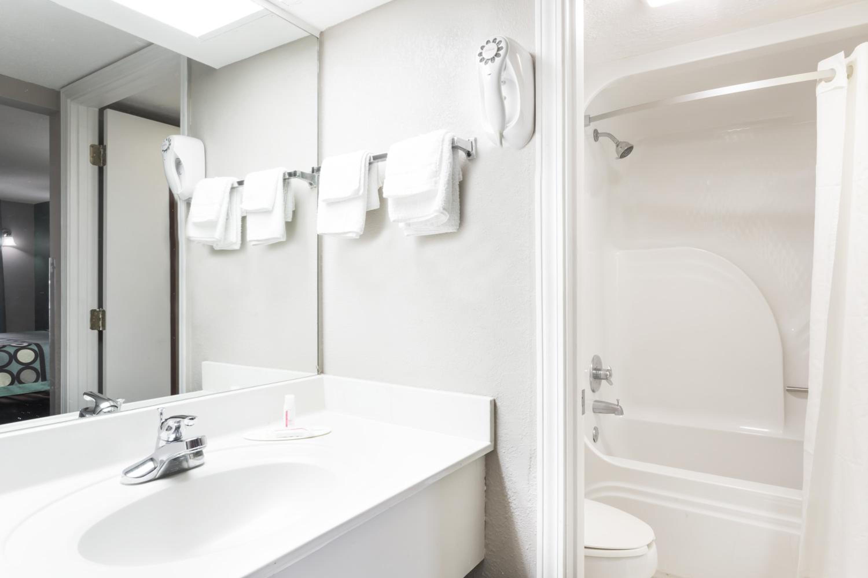 Marianna Vacations - Super 8 by Wyndham Marianna - Property Image 4