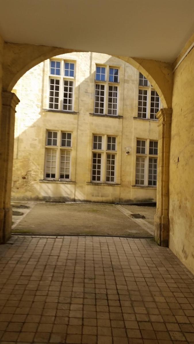 LES TROIS CHANDELIERS un petit paradis en plein centre ville