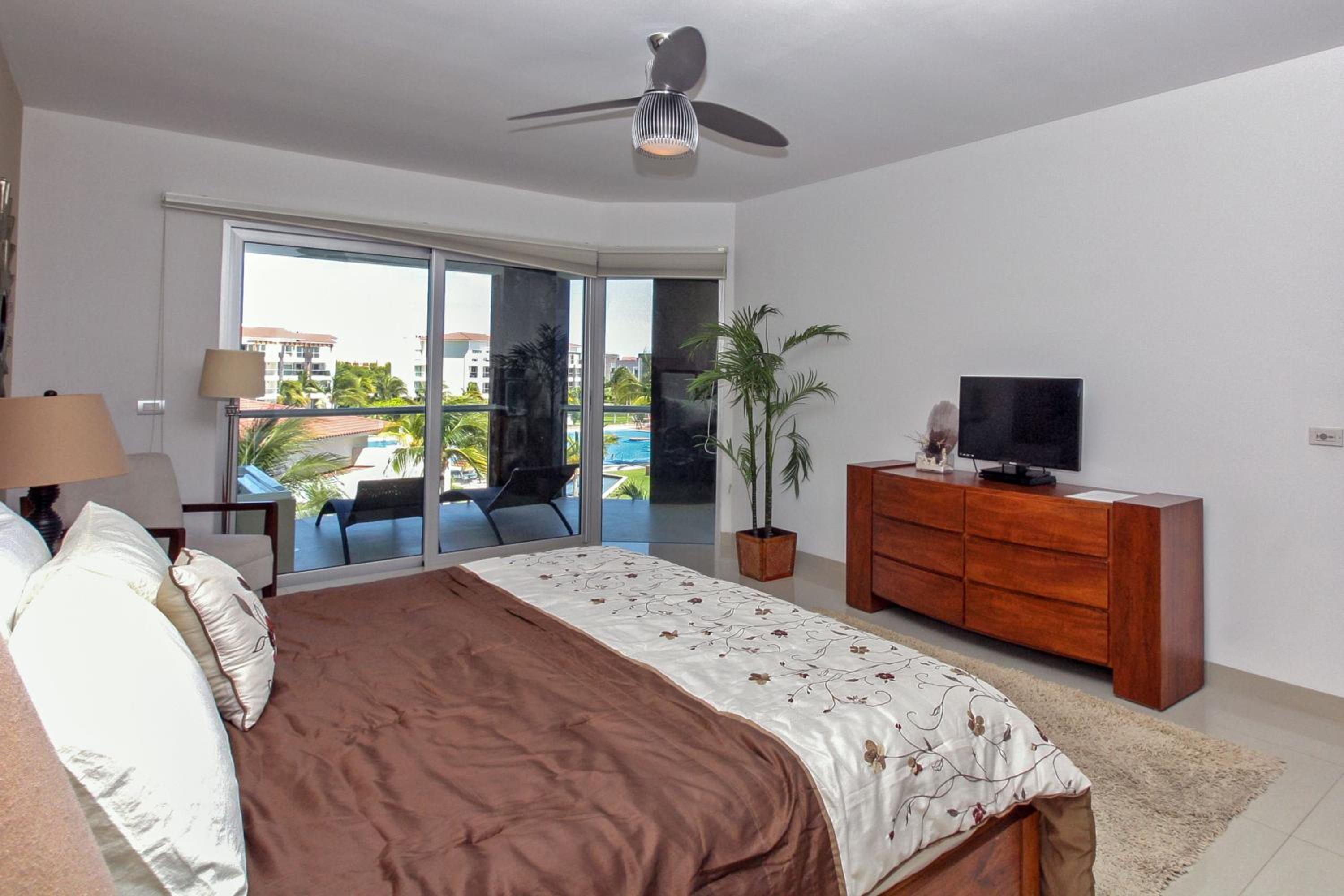 Luxury 3 Bedroom Condo - Beachfront Complex at Mareazul - Buena Vida view 5