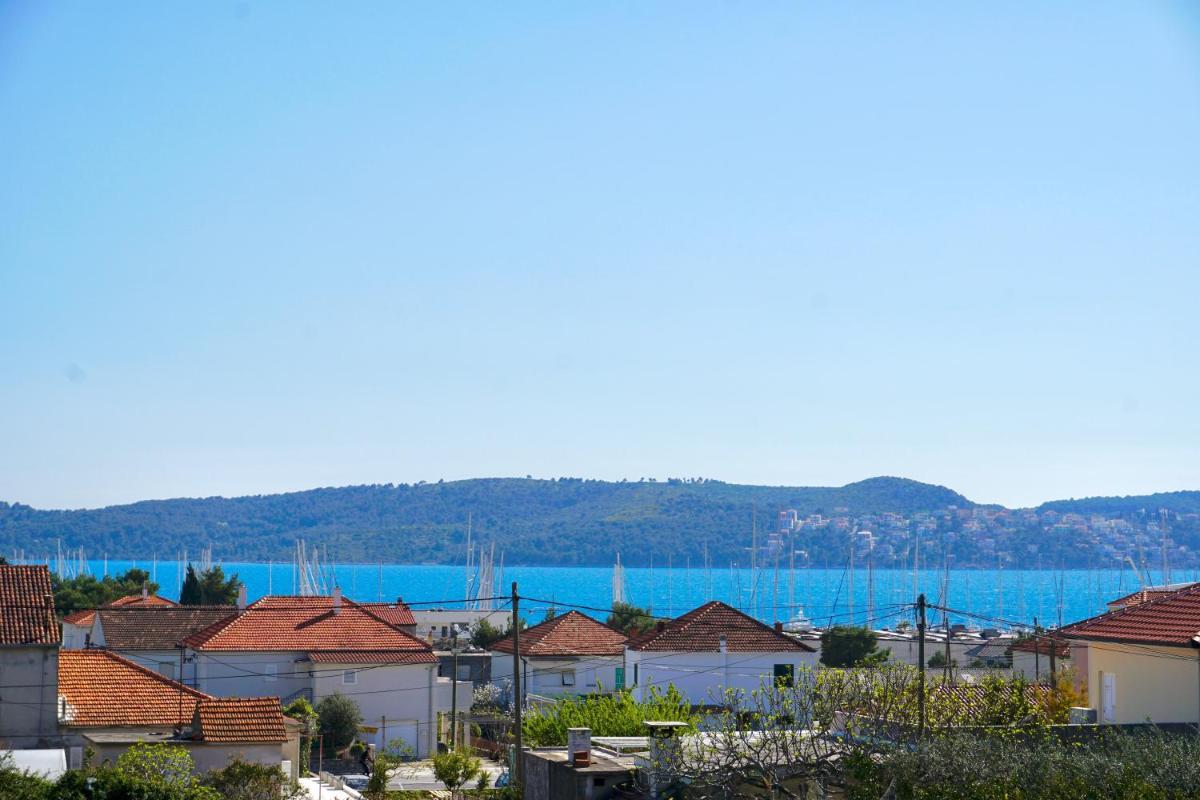 House Mariposa view 2