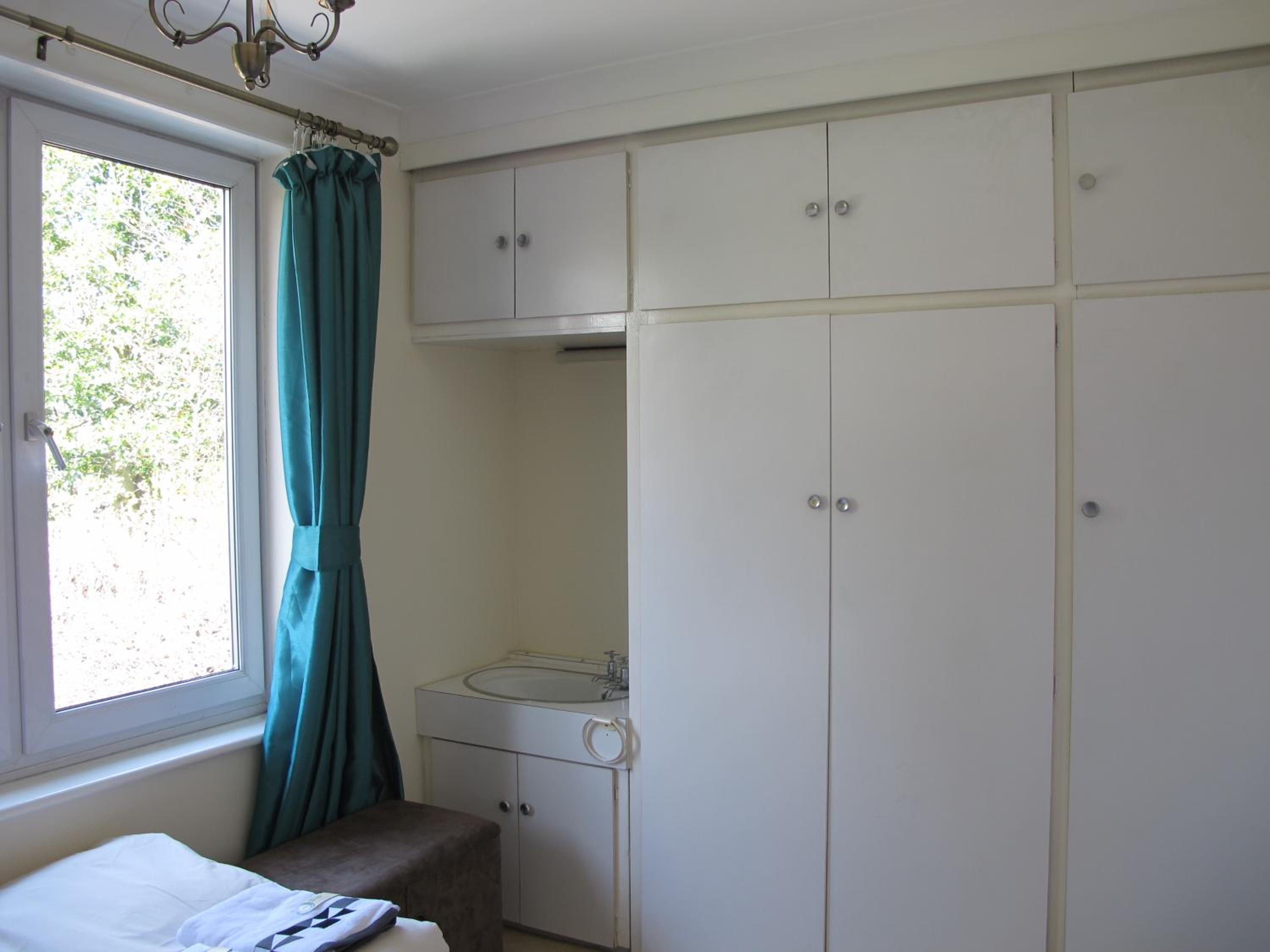 Westmorland - 4 Bedroom House - FREE Parking for up to 7 Cars - Walking distance to QMC and University - Ideal for Contractors and Large Groups