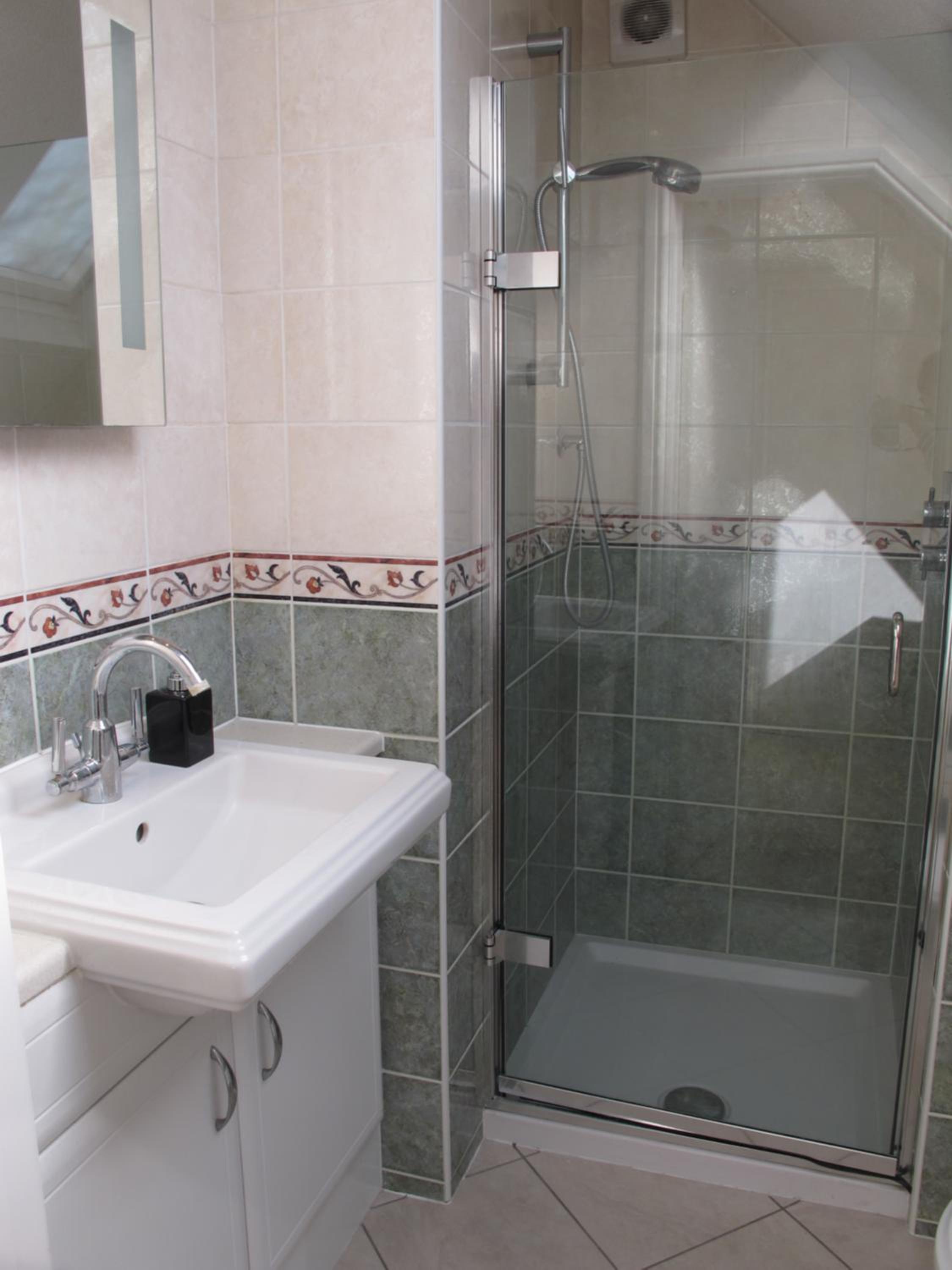 Westmorland - 4 Bedroom House - FREE Parking for up to 7 Cars - Walking distance to QMC and University - Ideal for Contractors and Large Groups