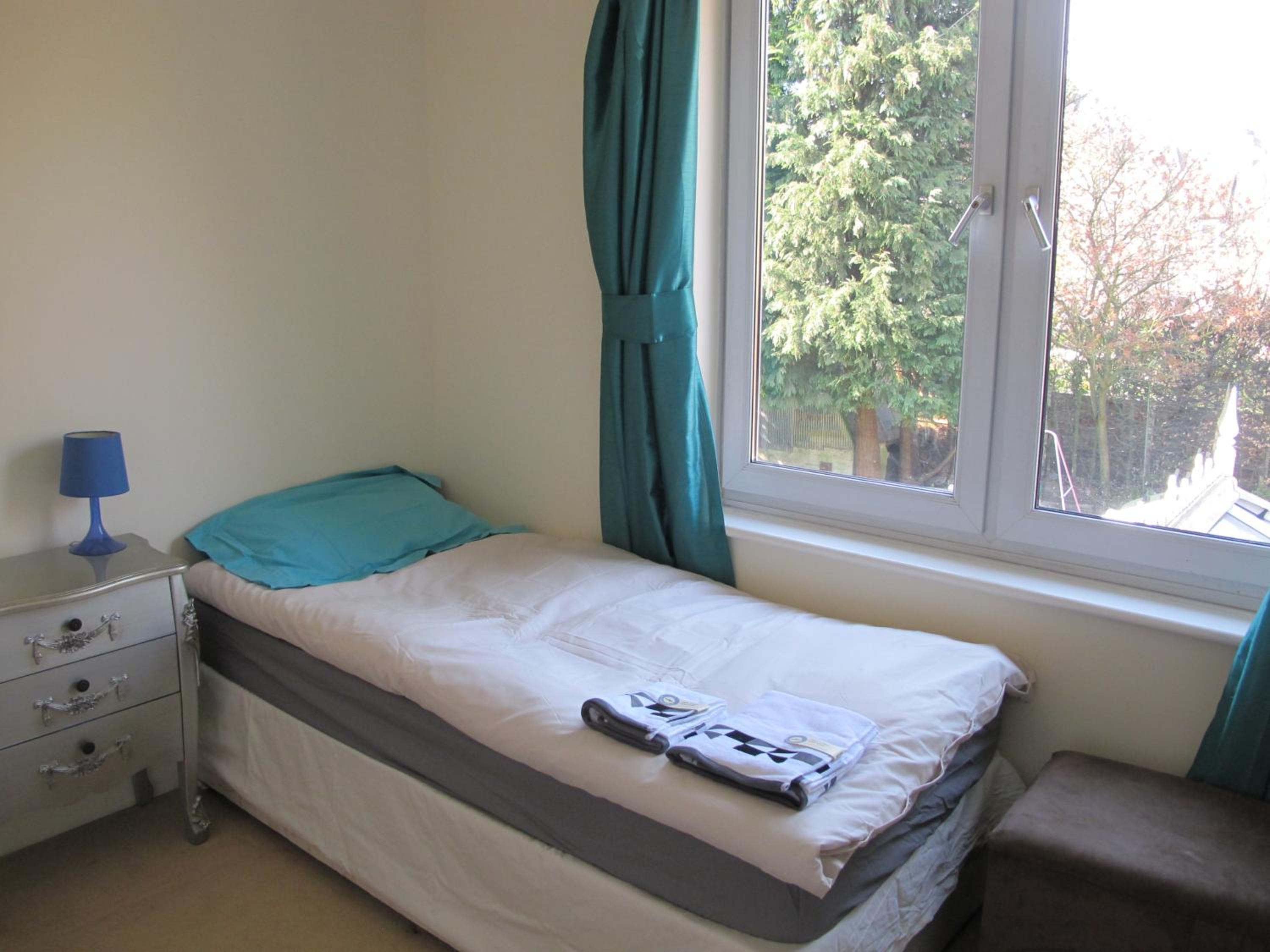 Westmorland - 4 Bedroom House - FREE Parking for up to 7 Cars - Walking distance to QMC and University - Ideal for Contractors and Large Groups