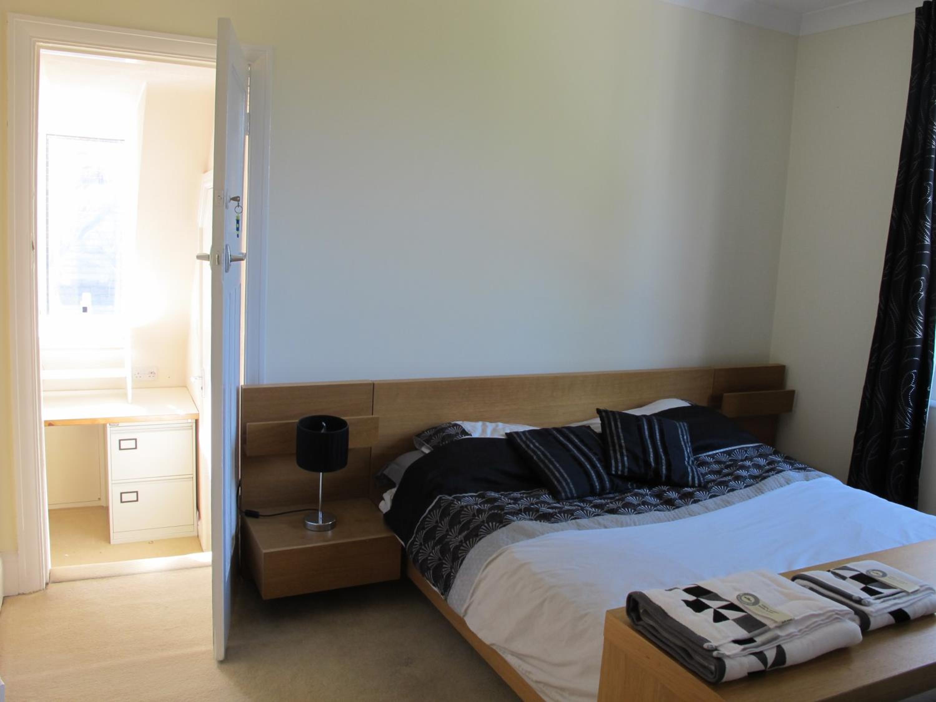 Westmorland - 4 Bedroom House - FREE Parking for up to 7 Cars - Walking distance to QMC and University - Ideal for Contractors and Large Groups