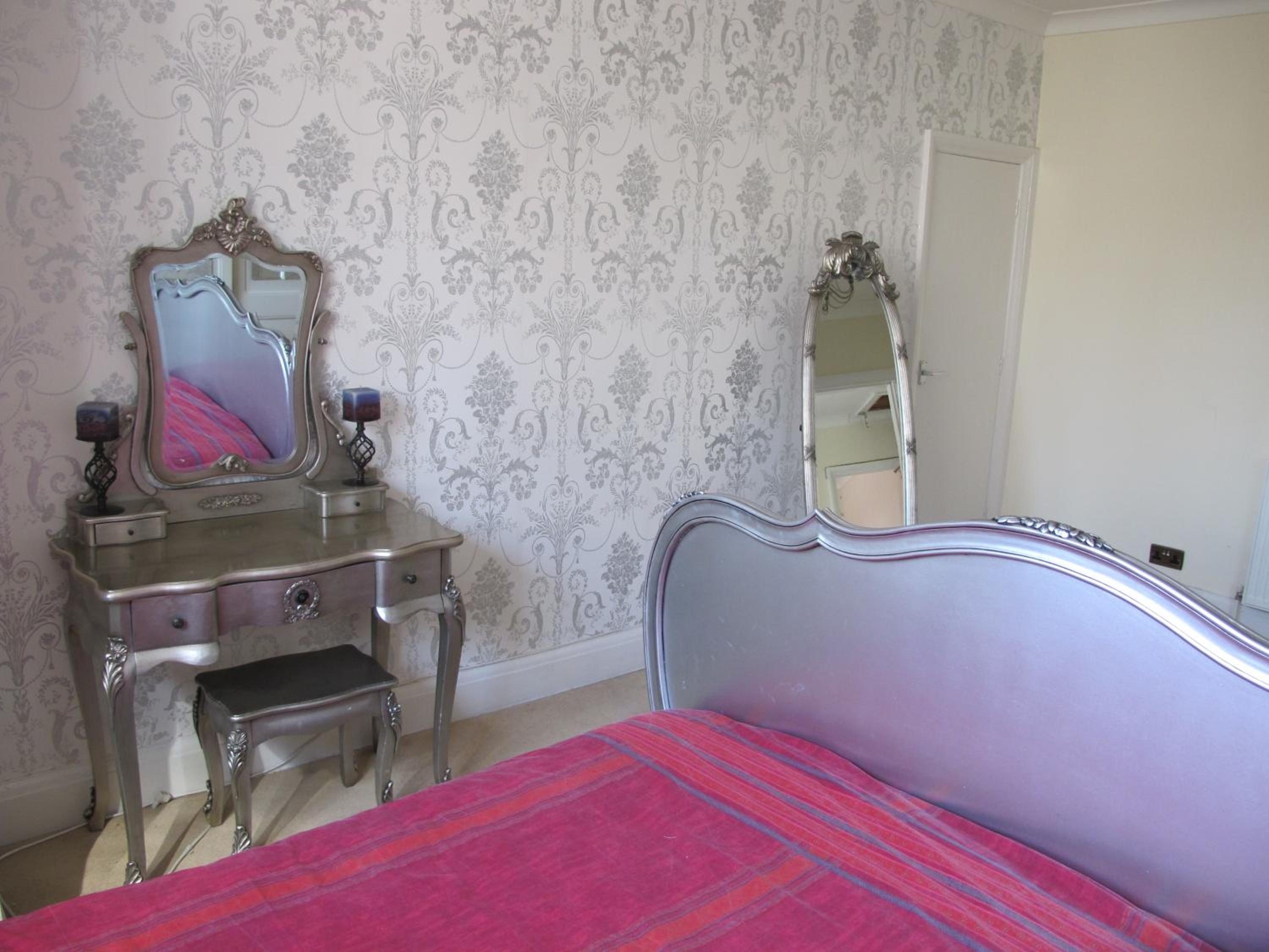 Westmorland - 4 Bedroom House - FREE Parking for up to 7 Cars - Walking distance to QMC and University - Ideal for Contractors and Large Groups