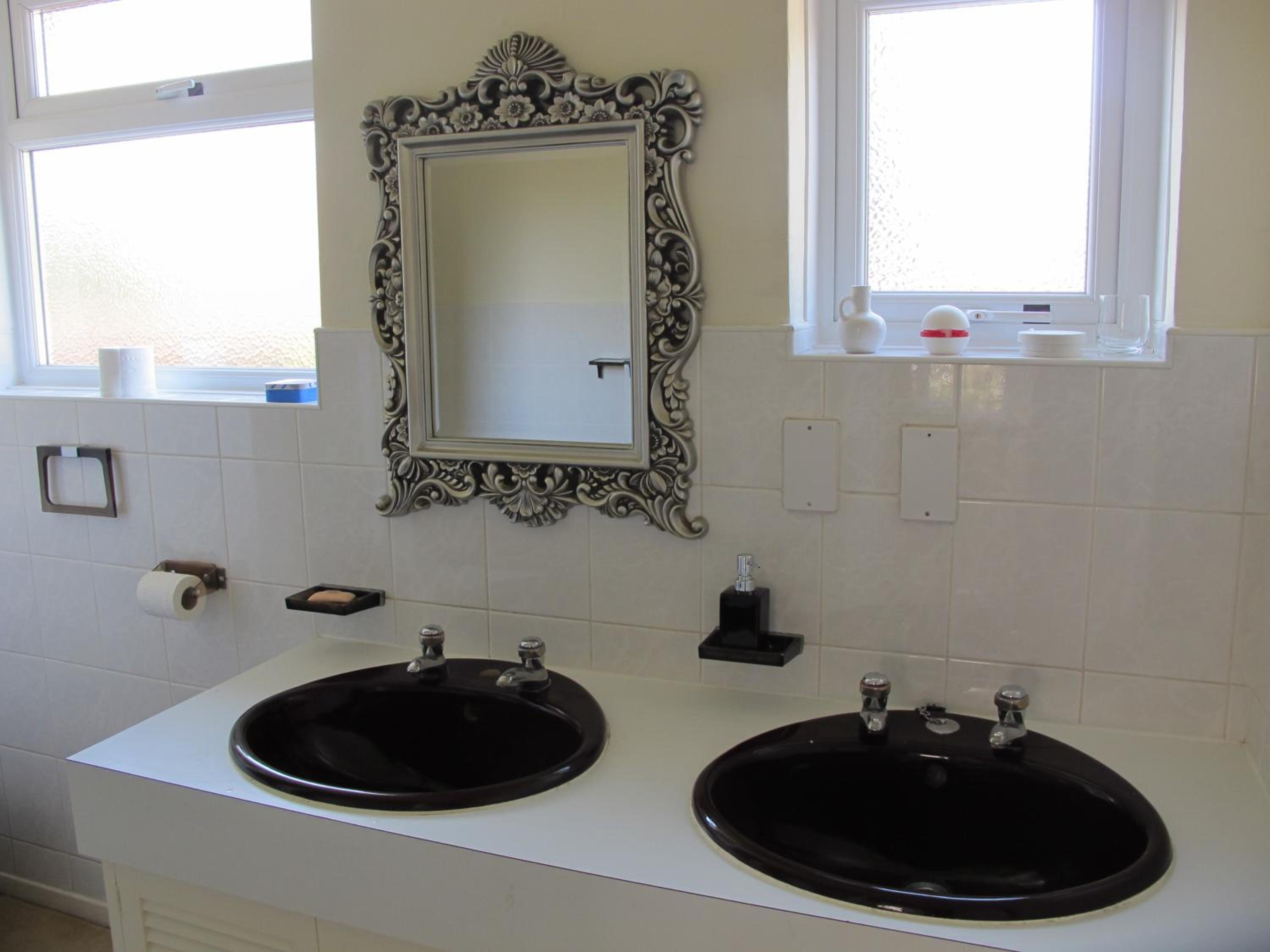 Westmorland - 4 Bedroom House - FREE Parking for up to 7 Cars - Walking distance to QMC and University - Ideal for Contractors and Large Groups