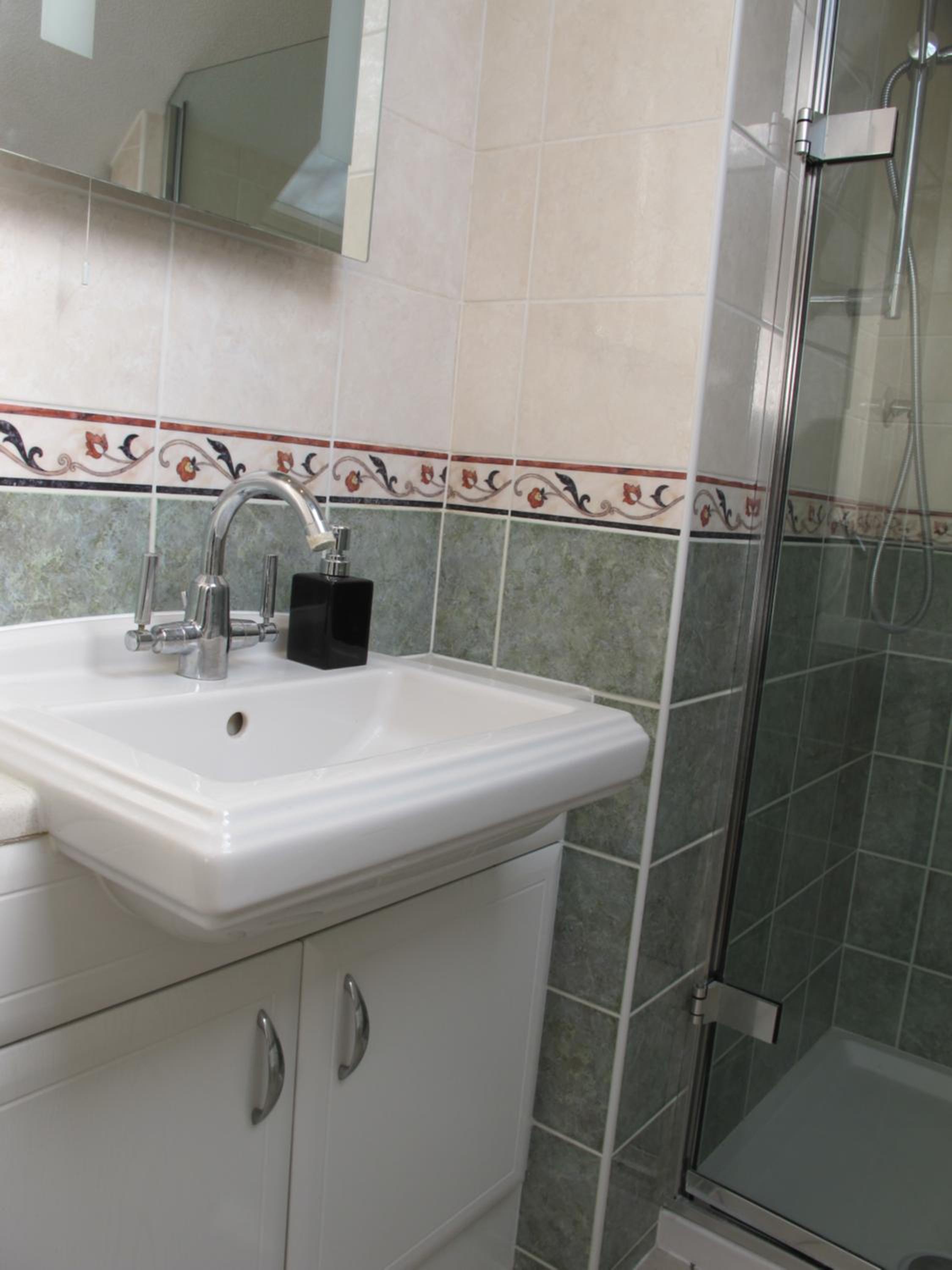 Westmorland - 4 Bedroom House - FREE Parking for up to 7 Cars - Walking distance to QMC and University - Ideal for Contractors and Large Groups