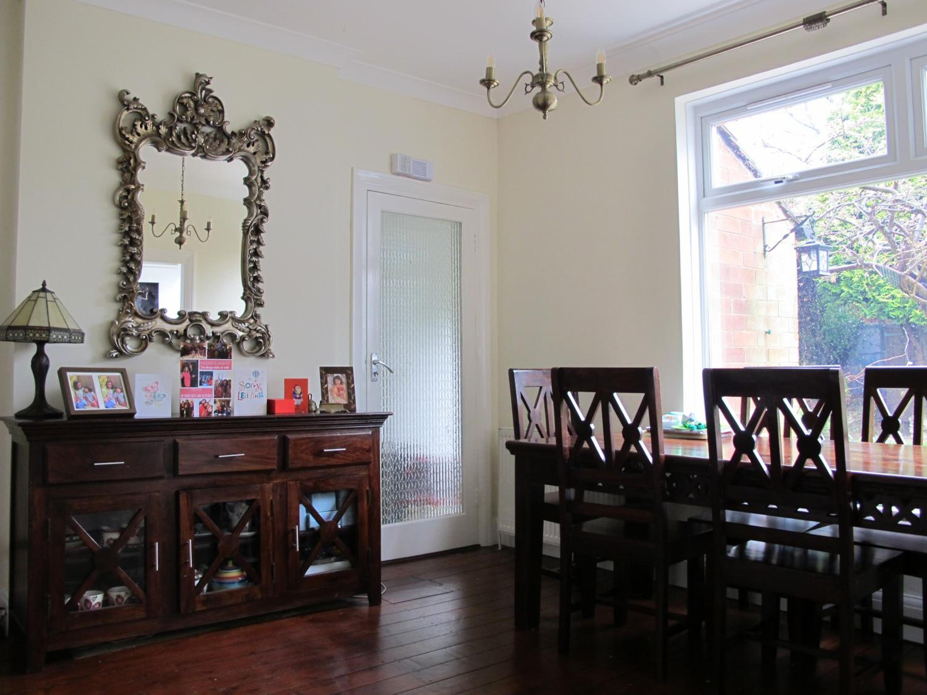 Westmorland - 4 Bedroom House - FREE Parking for up to 7 Cars - Walking distance to QMC and University - Ideal for Contractors and Large Groups