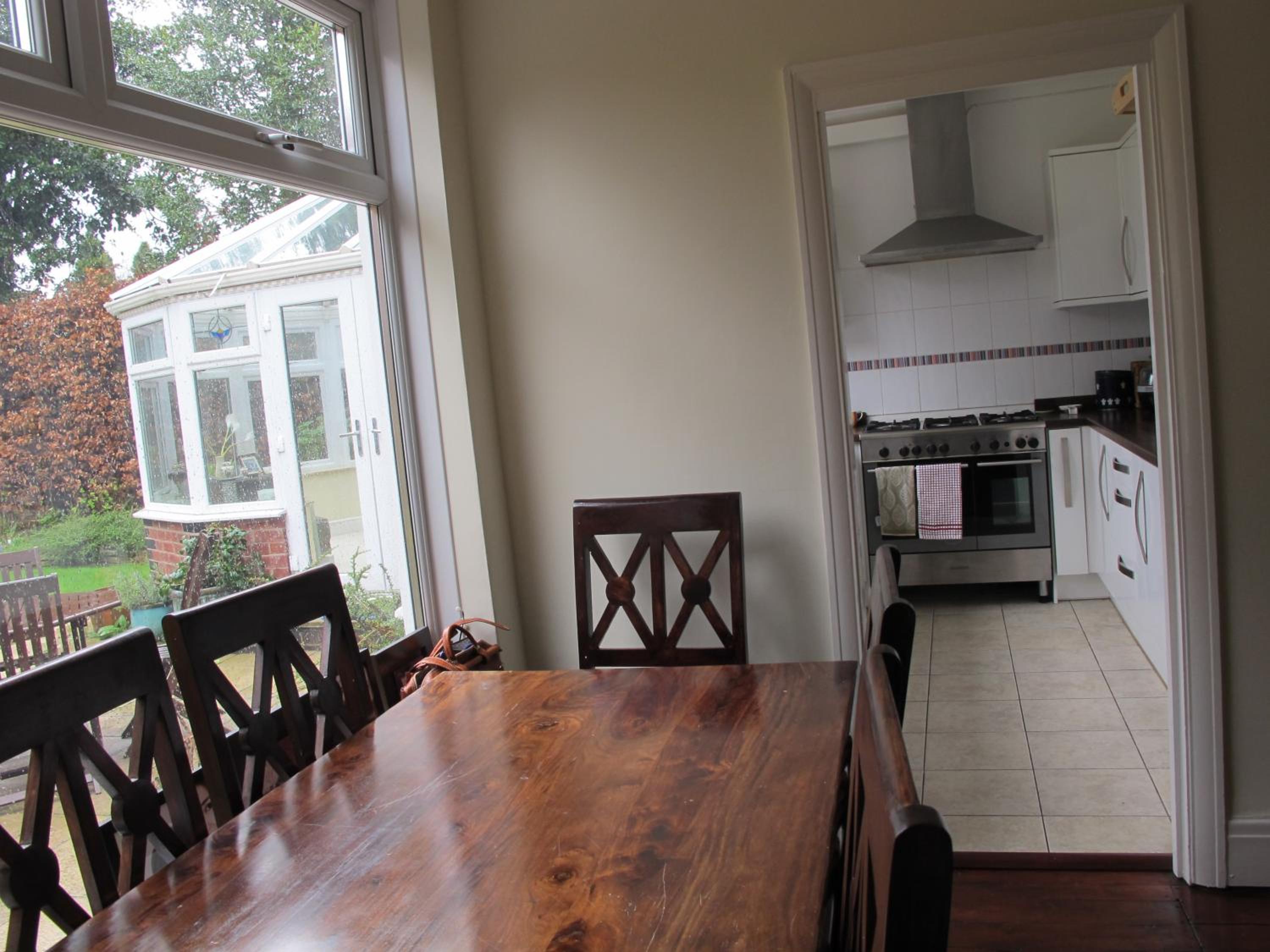 Westmorland - 4 Bedroom House - FREE Parking for up to 7 Cars - Walking distance to QMC and University - Ideal for Contractors and Large Groups
