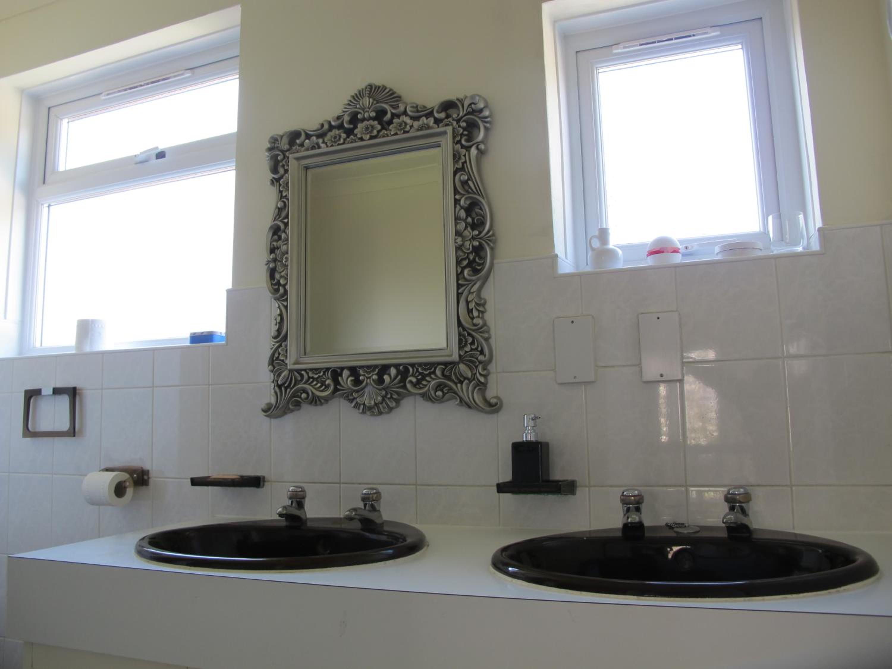 Westmorland - 4 Bedroom House - FREE Parking for up to 7 Cars - Walking distance to QMC and University - Ideal for Contractors and Large Groups