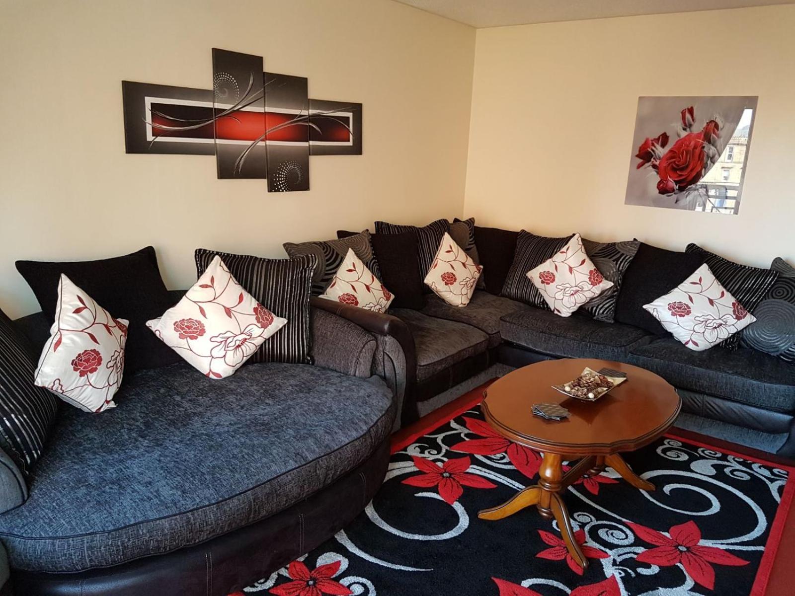 Edinburgh City Deluxe Apartment view 3