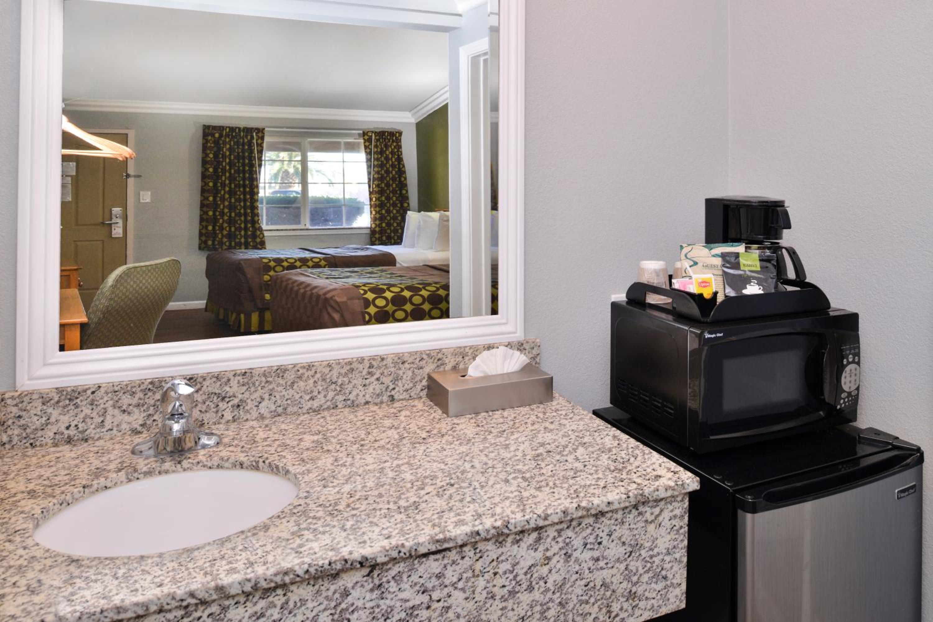 Los Banos Vacations - Americas Best Value Inn Los Banos - Property Image 9