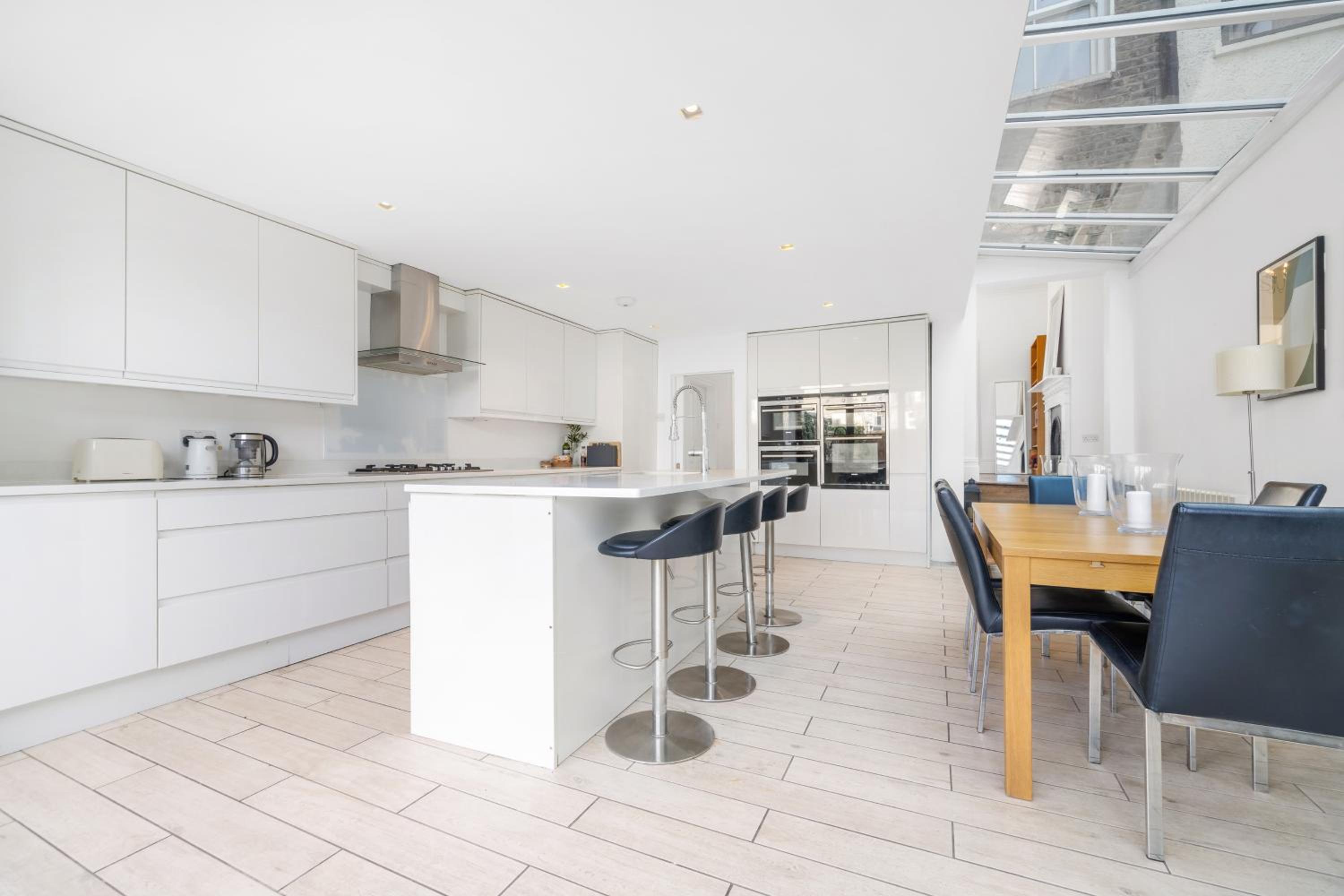 Stunning fully firnished 4 bedroom house in Peckam