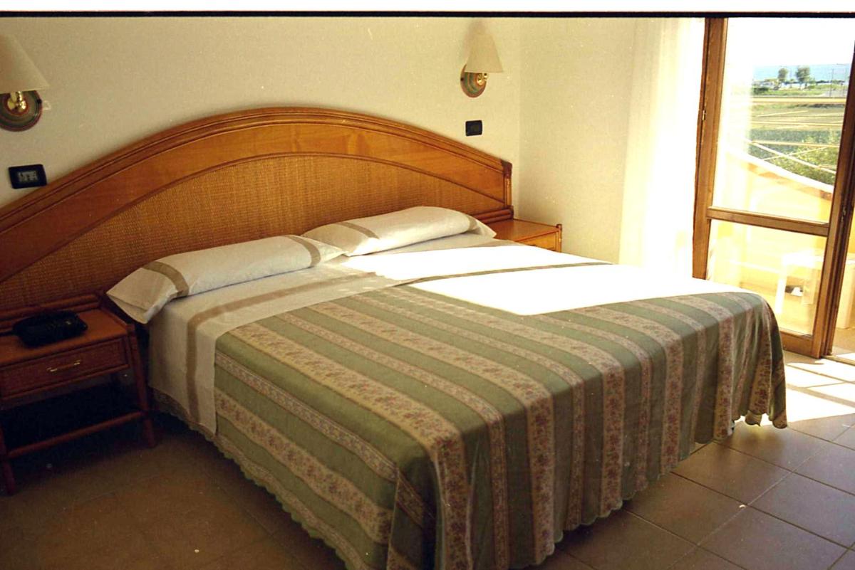Hotel Rivadoro-Spiaggia ombrellone e lettini-Piscina-Parcheggio