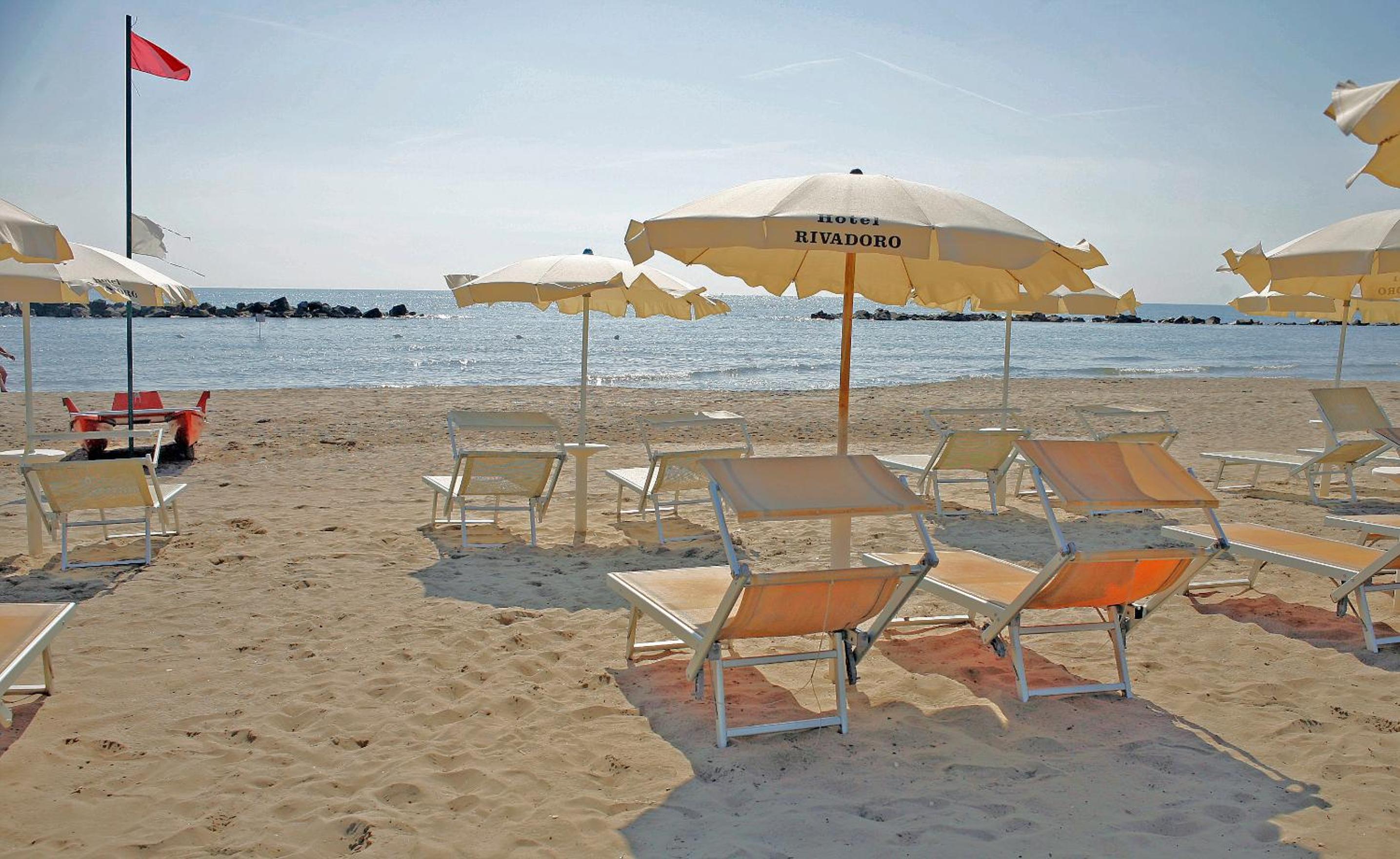 Hotel Rivadoro-Spiaggia ombrellone e lettini-Piscina-Parcheggio