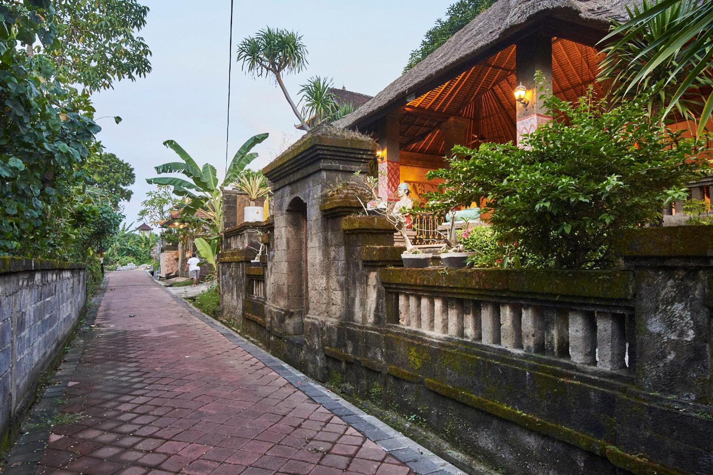 Hotel Ellies Hotel - Image 1