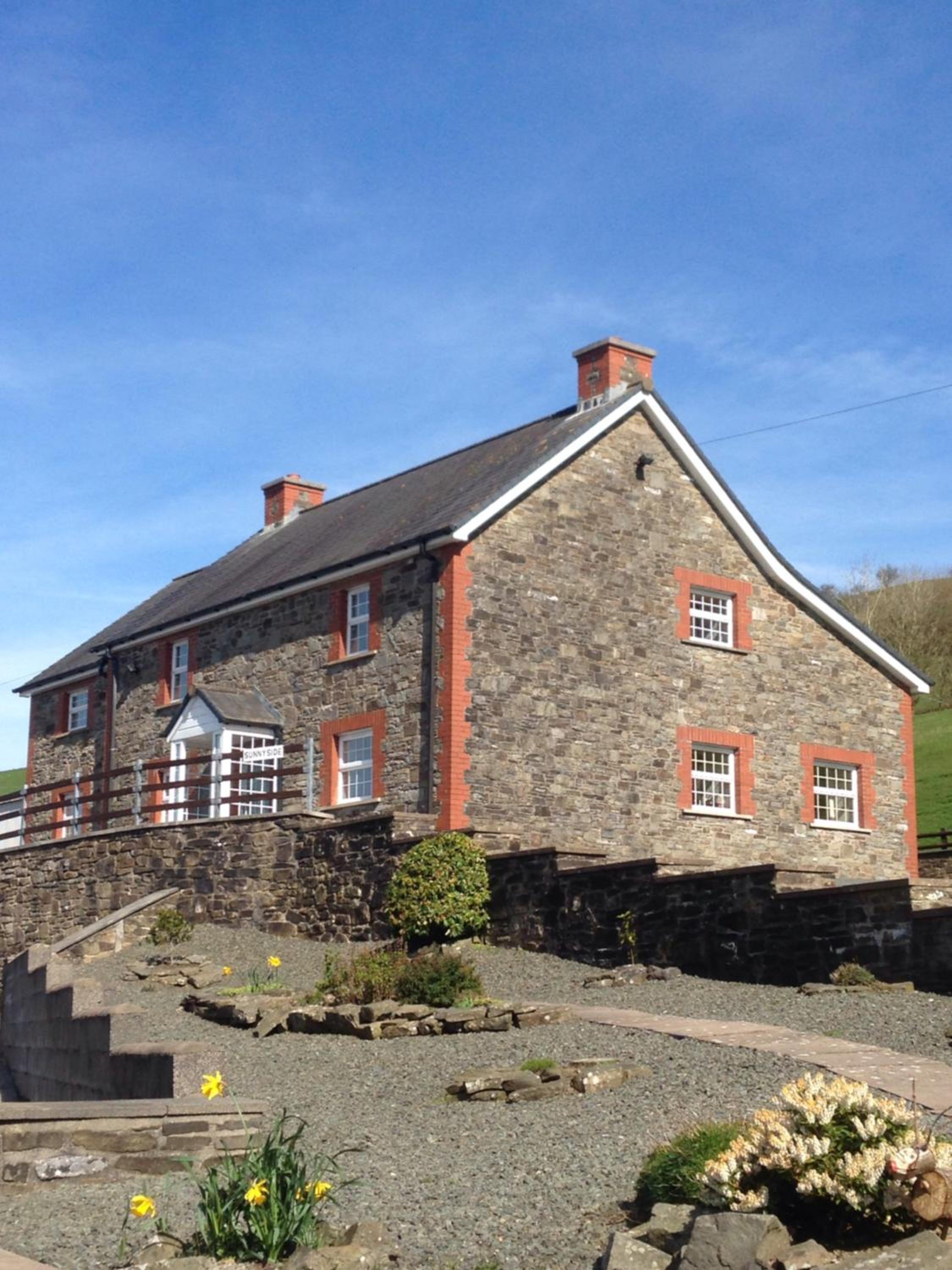 Sunnyside farmstay & hottub near Brecon Beacons sleeps 8 view 3