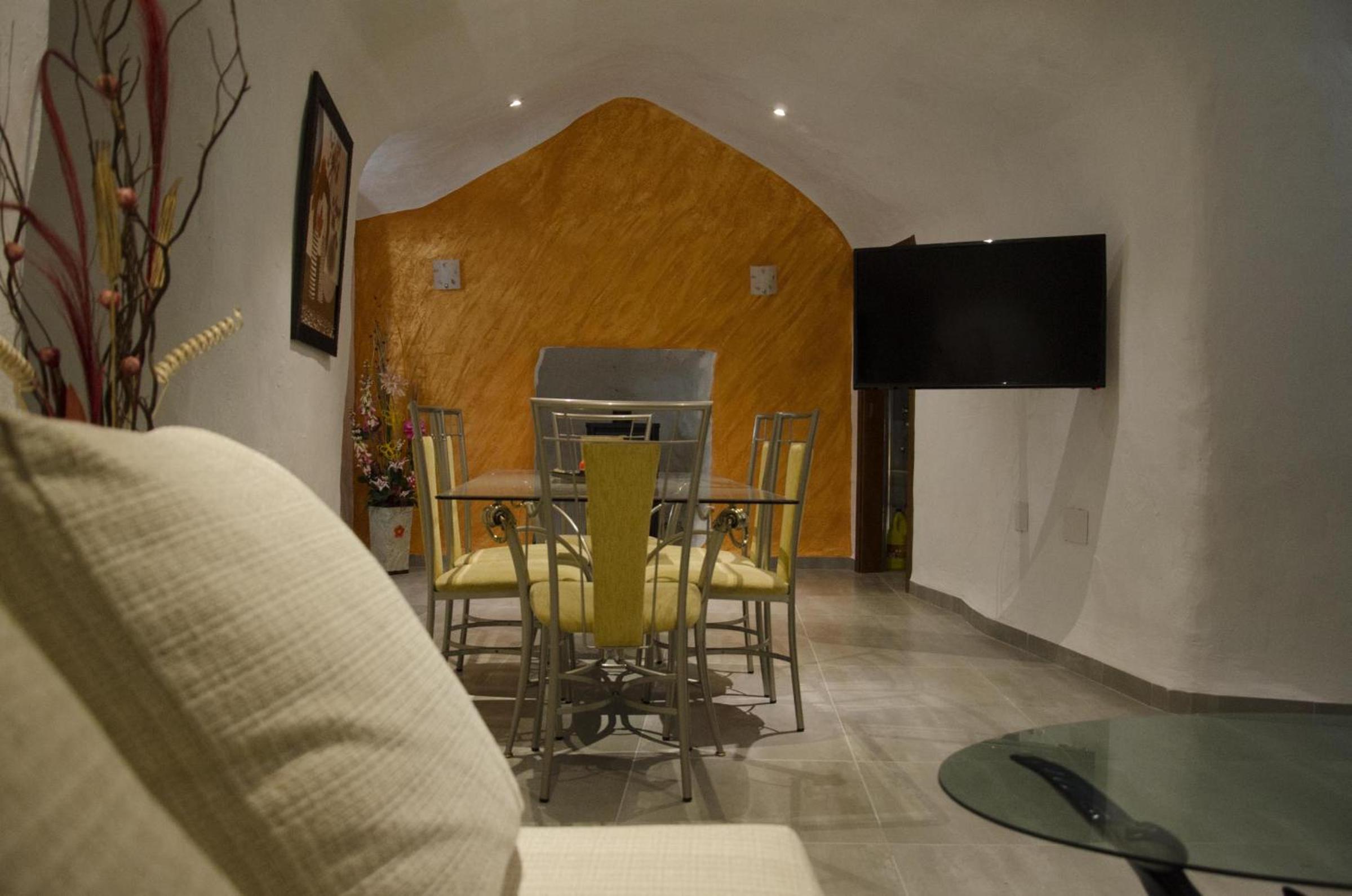 Casas Cueva con piscina y barbacoa