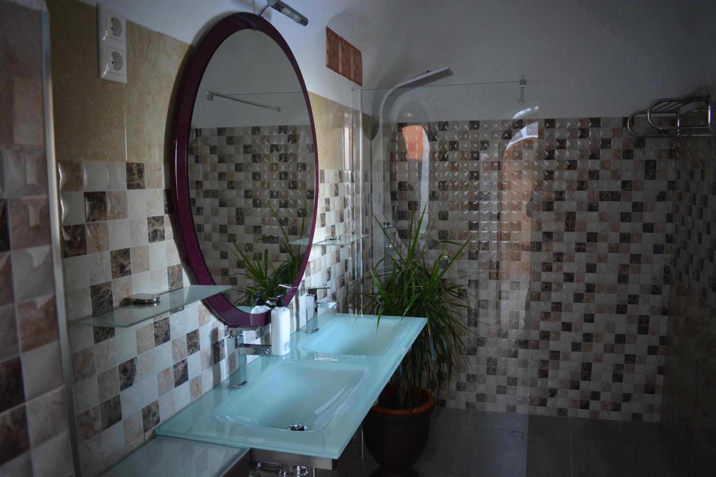 Casas Cueva con piscina y barbacoa