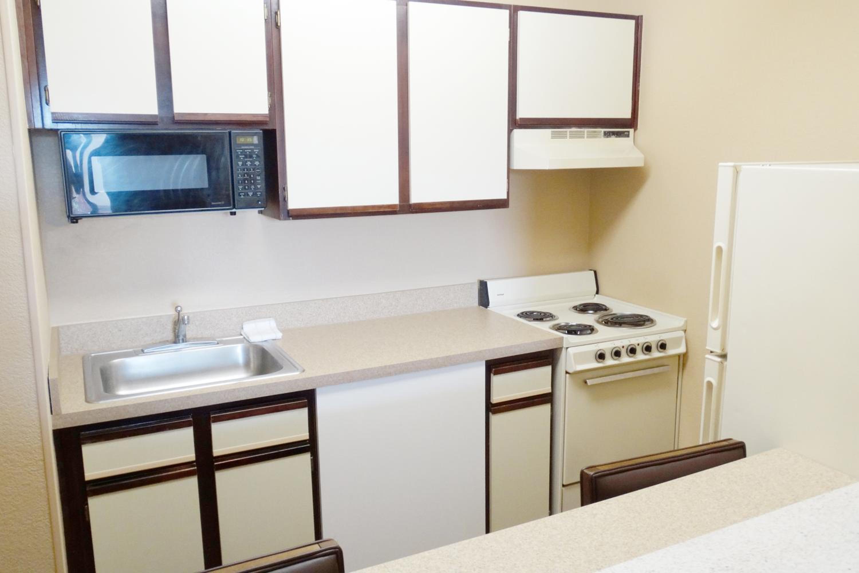 Madison Vacations - Extended Stay America Select Suites - Madison - Old Sauk Rd - Property Image 11